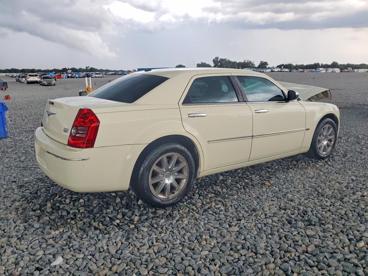 2010 Chrysler 300 Touring Beige vin: 2C3CA5CV2AH329539