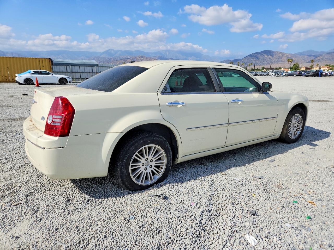 2010 Chrysler 300 Touring Cream vin: 2C3CA5CV3AH325841