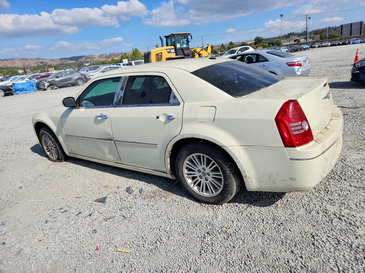 2010 Chrysler 300 Touring Cream vin: 2C3CA5CV3AH325841