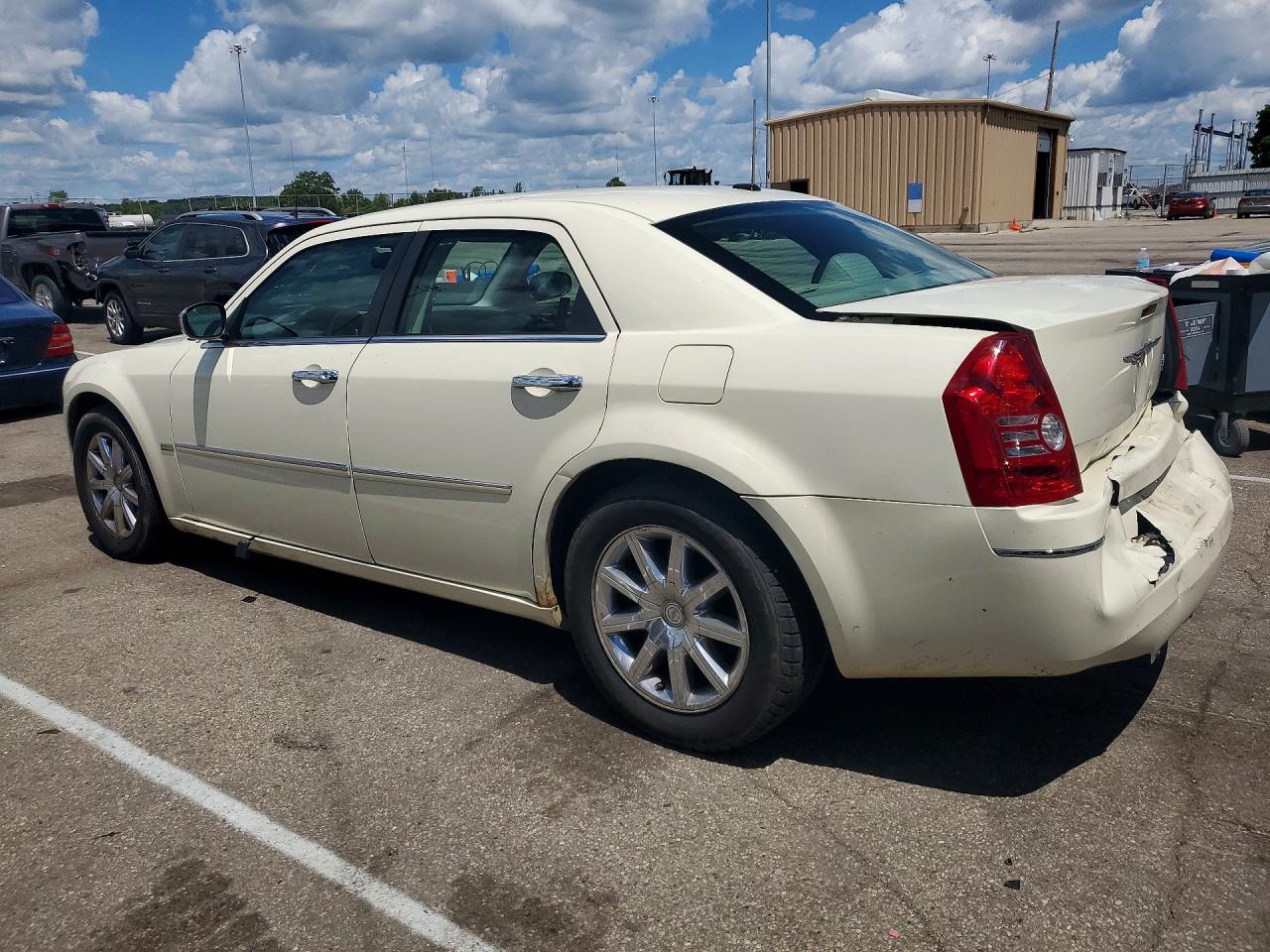 2010 Chrysler 300 Touring Cream vin: 2C3CA5CV9AH112621