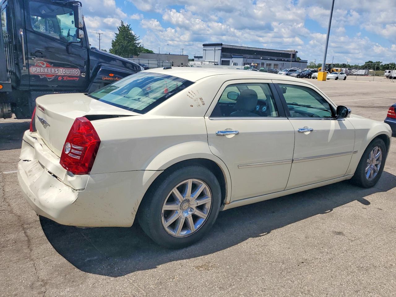 2010 Chrysler 300 Touring Cream vin: 2C3CA5CV9AH112621