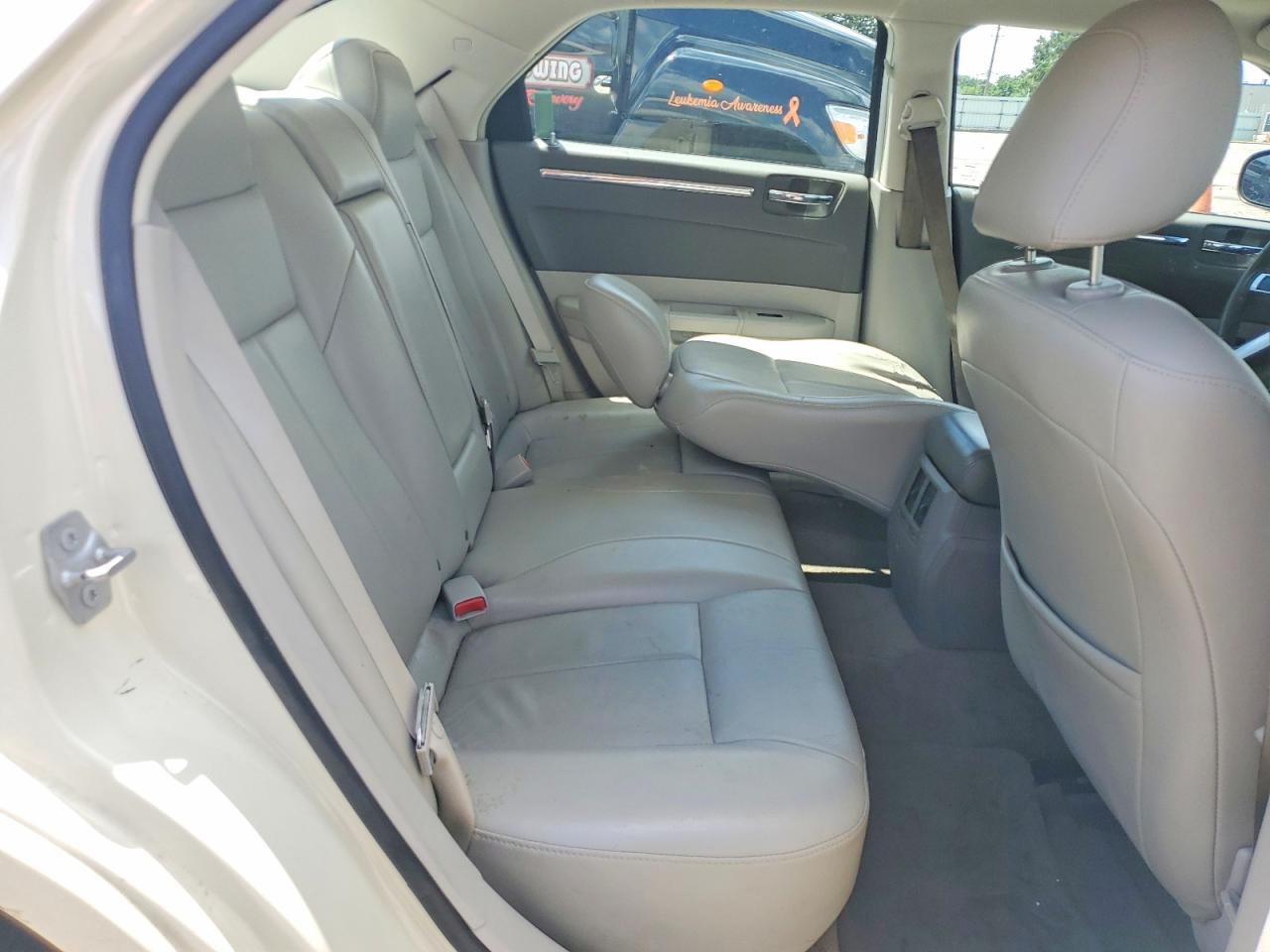 2010 Chrysler 300 Touring Cream vin: 2C3CA5CV9AH112621
