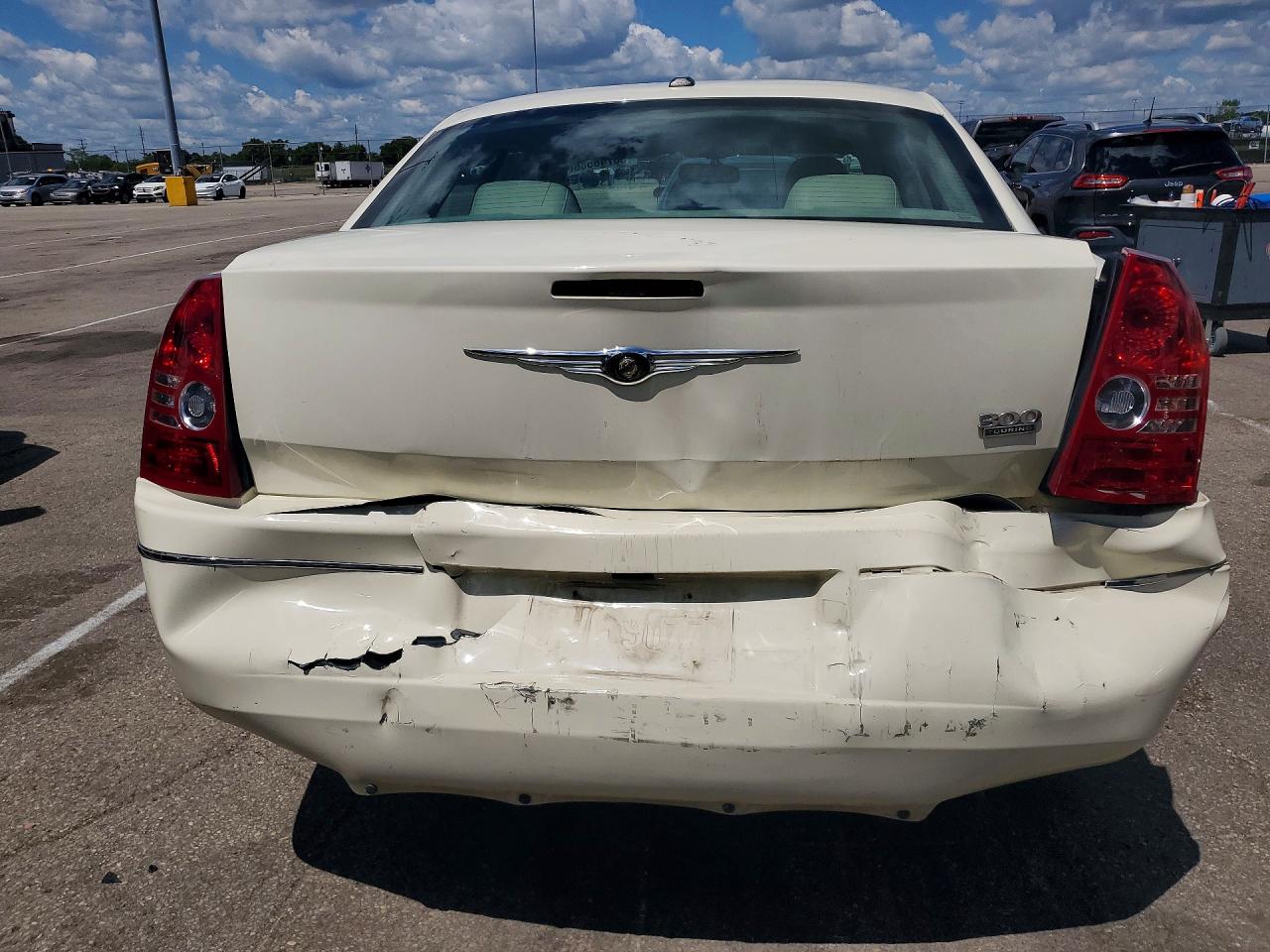 2010 Chrysler 300 Touring Cream vin: 2C3CA5CV9AH112621