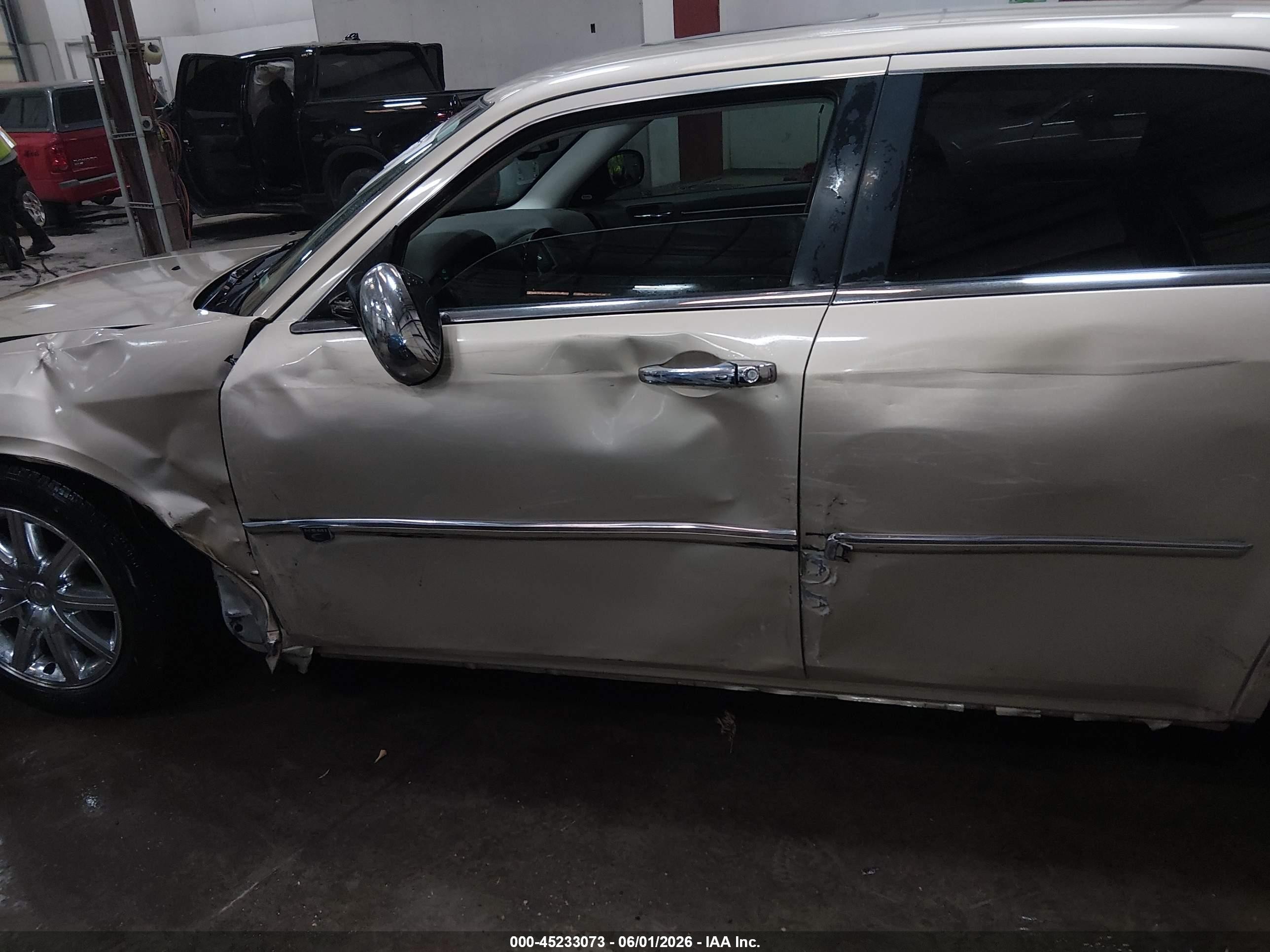 2010 Chrysler 300c Hemi Gold vin: 2C3CA6CT3AH216414