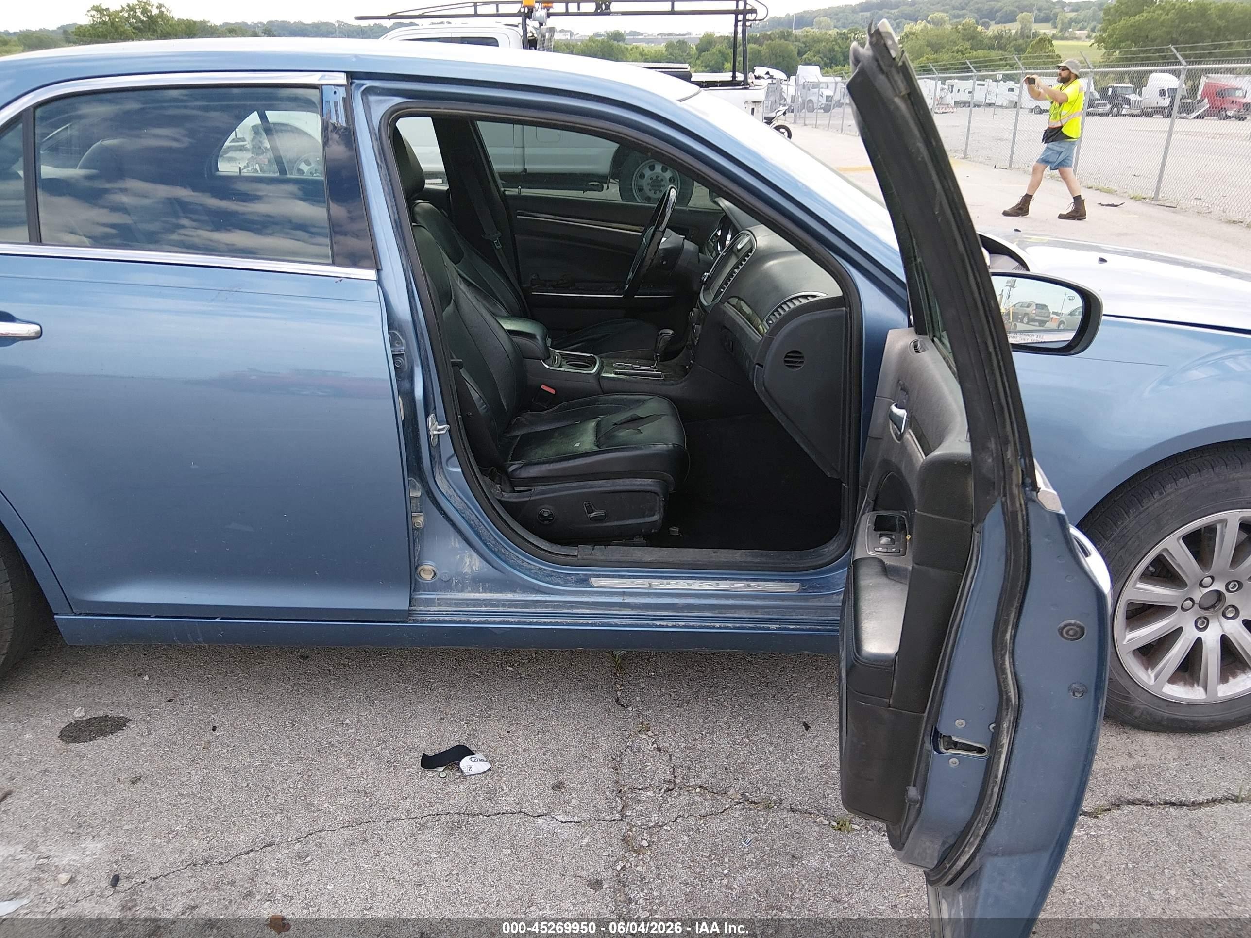 2011 Chrysler 300c   Blue vin: 2C3CA6CT4BH581282