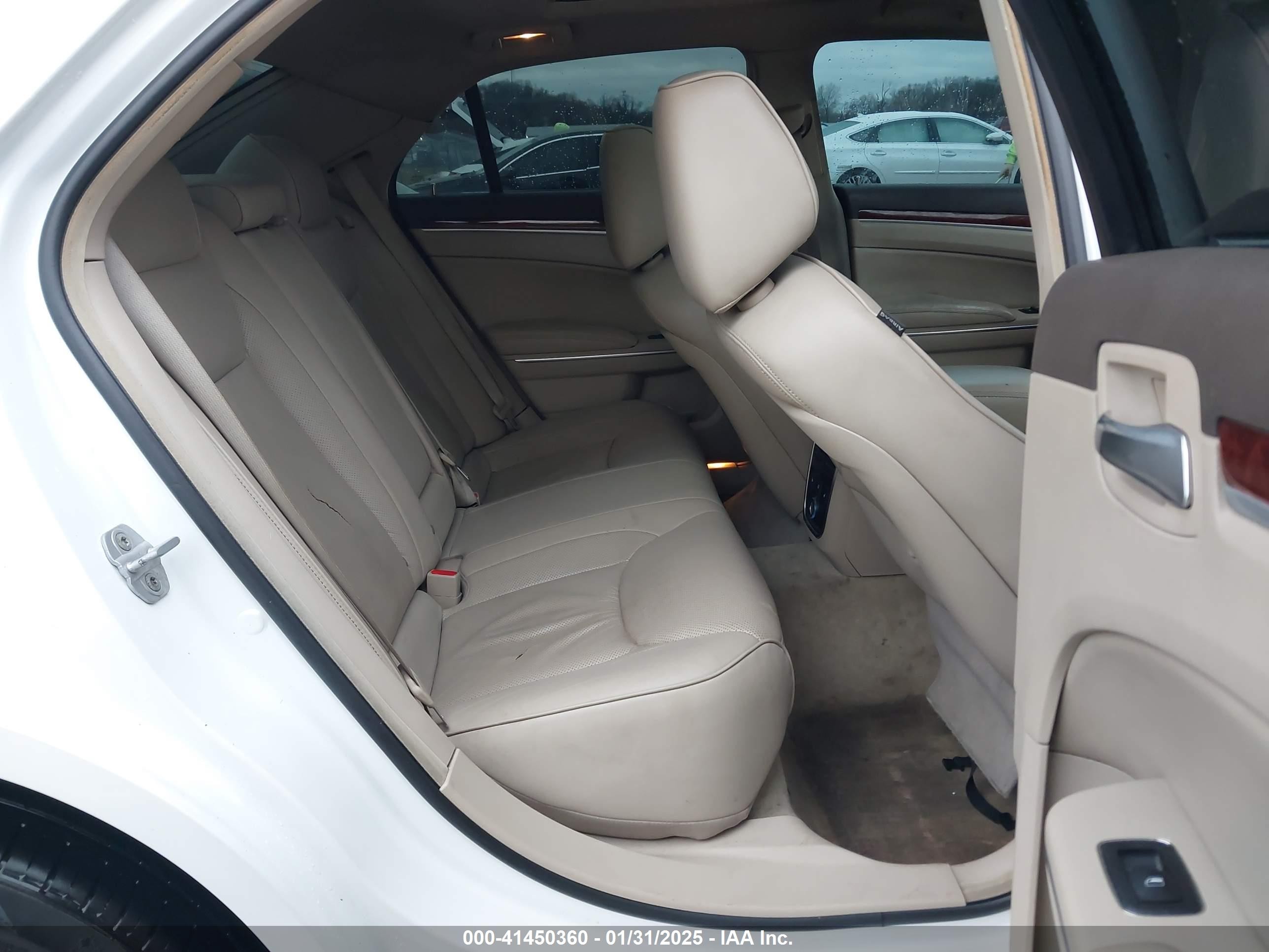 2011 Chrysler 300c   White vin: 2C3CA6CT6BH528891