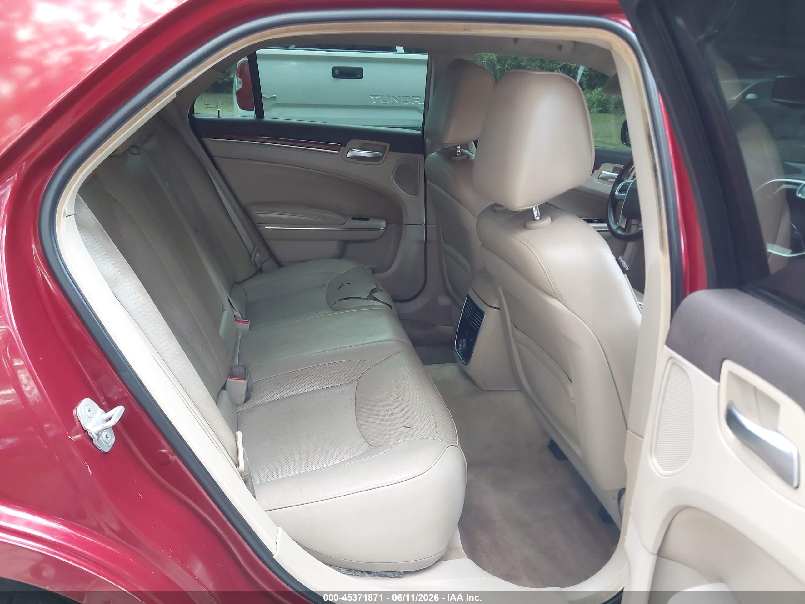2011 Chrysler 300c   Burgundy vin: 2C3CA6CT6BH564421