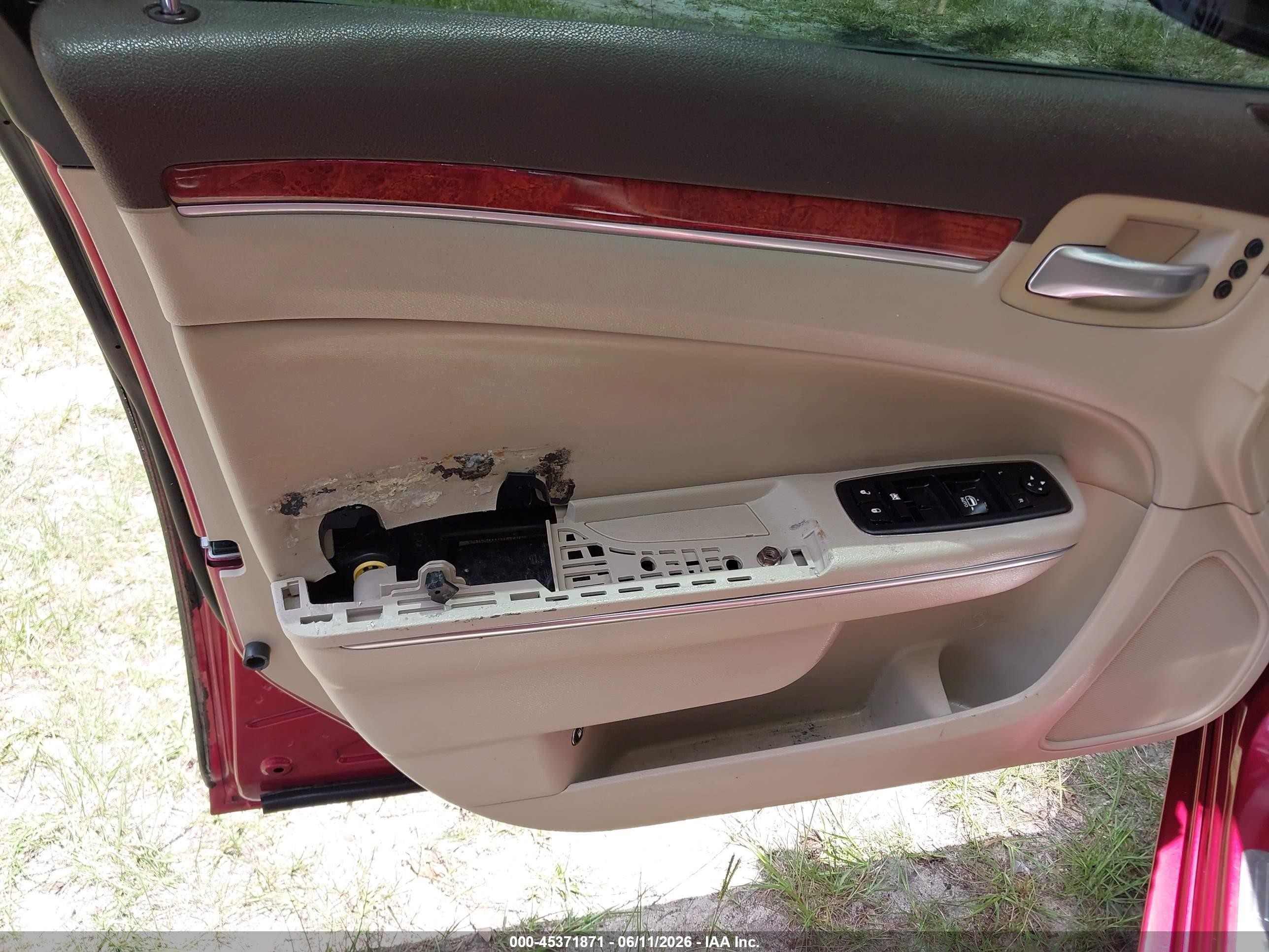 2011 Chrysler 300c   Burgundy vin: 2C3CA6CT6BH564421
