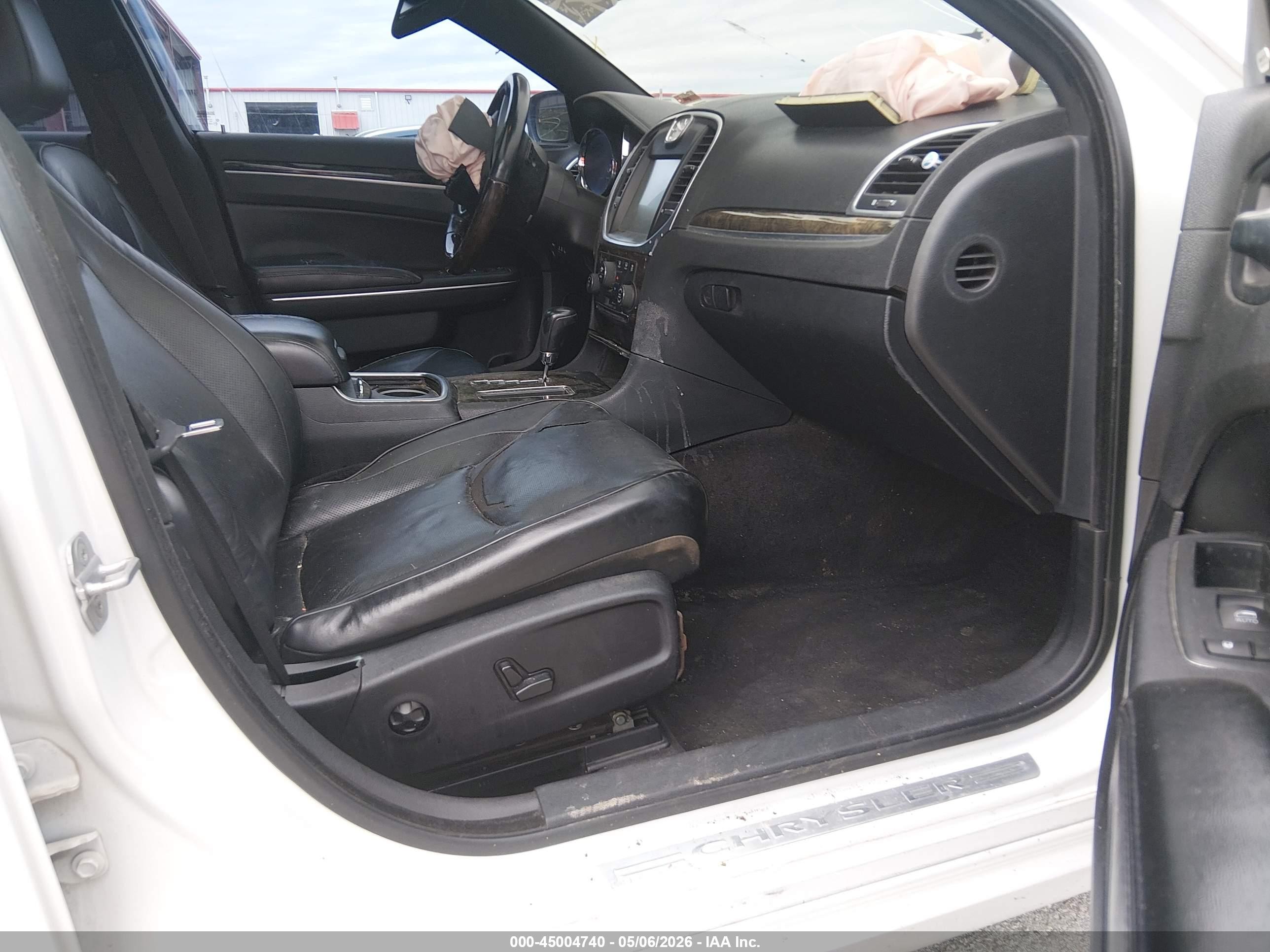 2011 Chrysler 300c   White vin: 2C3CA6CT7BH529094