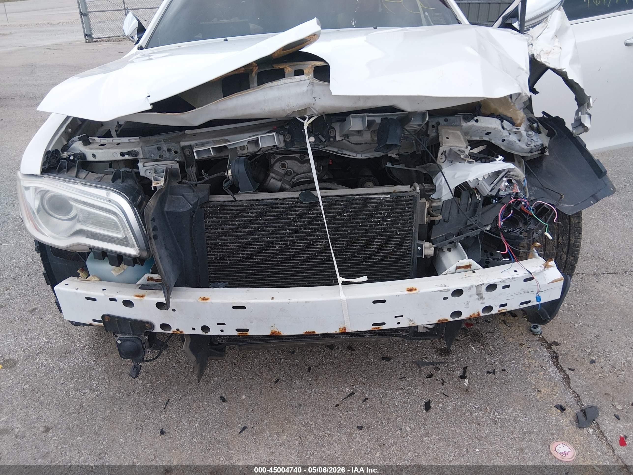 2011 Chrysler 300c   White vin: 2C3CA6CT7BH529094