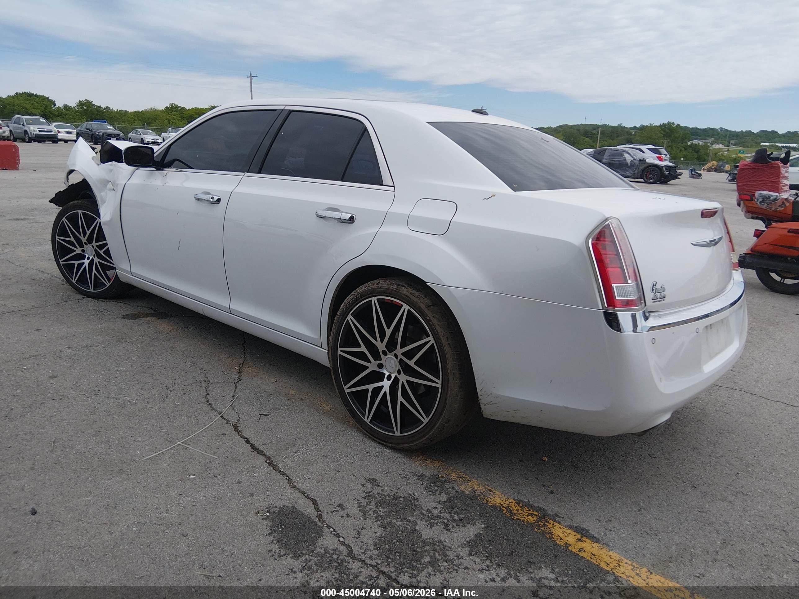 2011 Chrysler 300c   White vin: 2C3CA6CT7BH529094