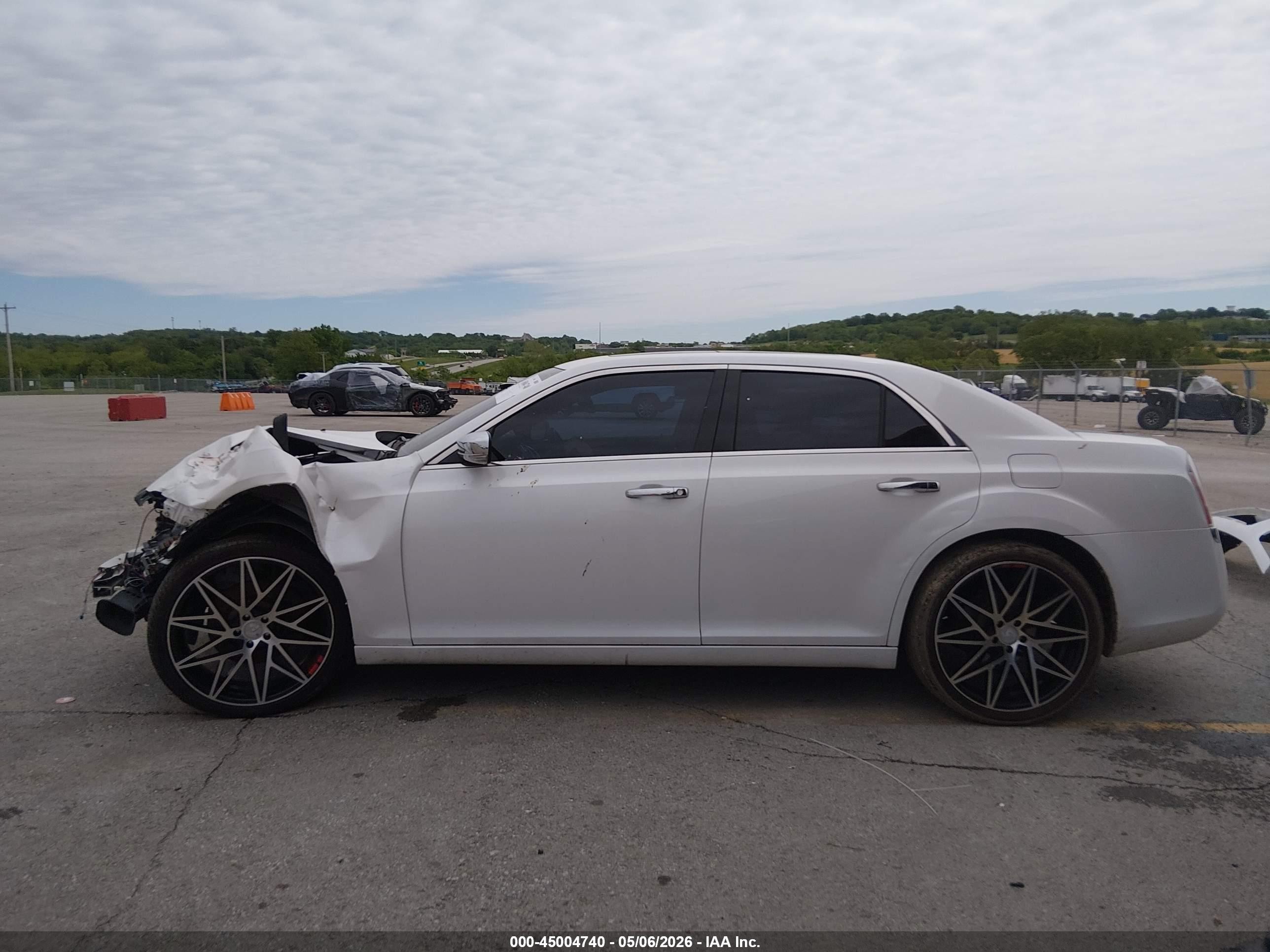 2011 Chrysler 300c   White vin: 2C3CA6CT7BH529094