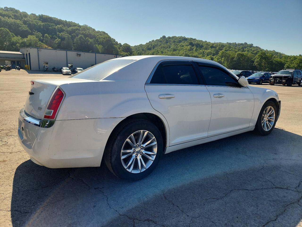 2013 Chrysler 300 White vin: 2C3CCAAG1DH503936