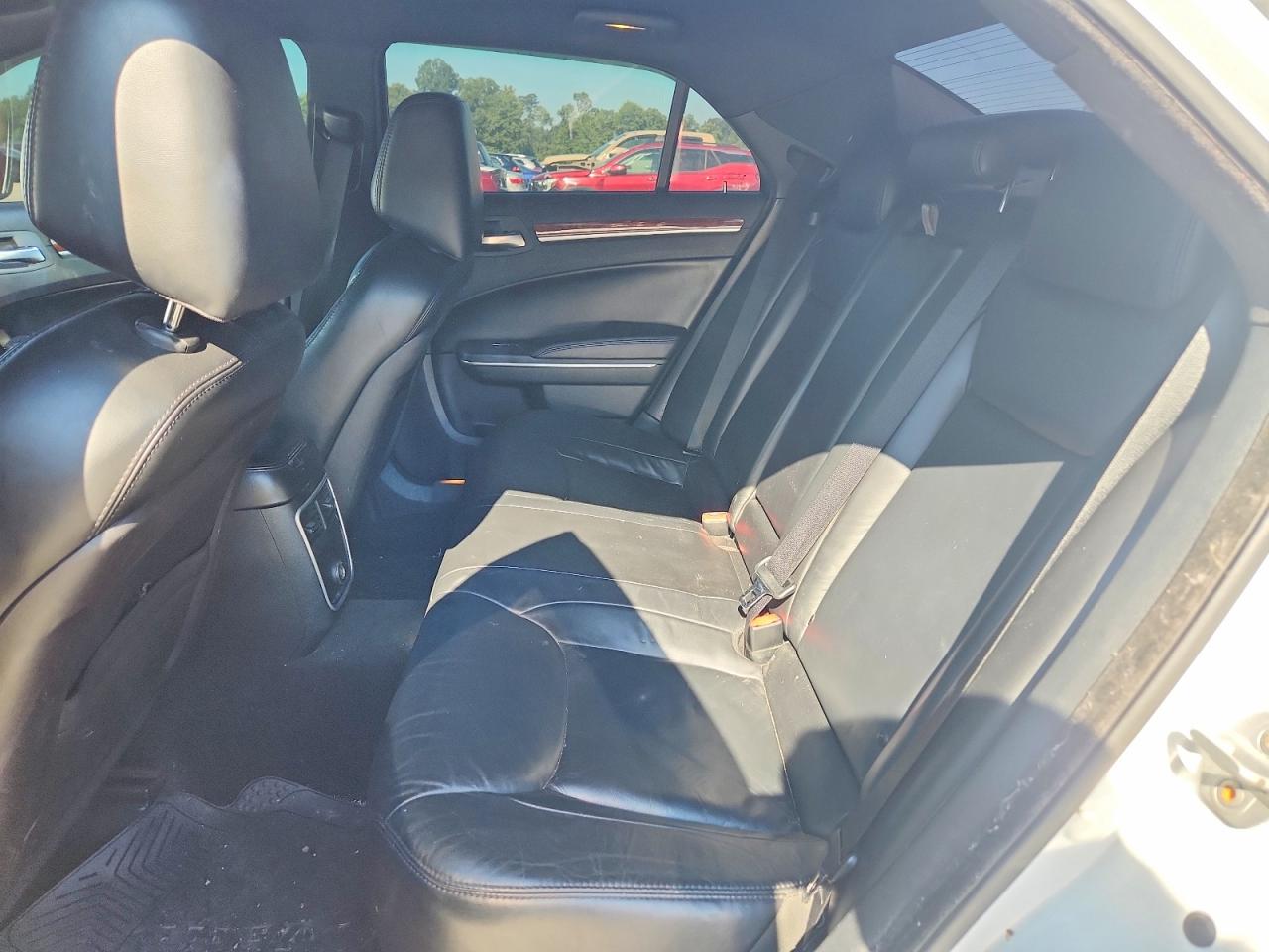 2013 Chrysler 300 White vin: 2C3CCAAG1DH503936