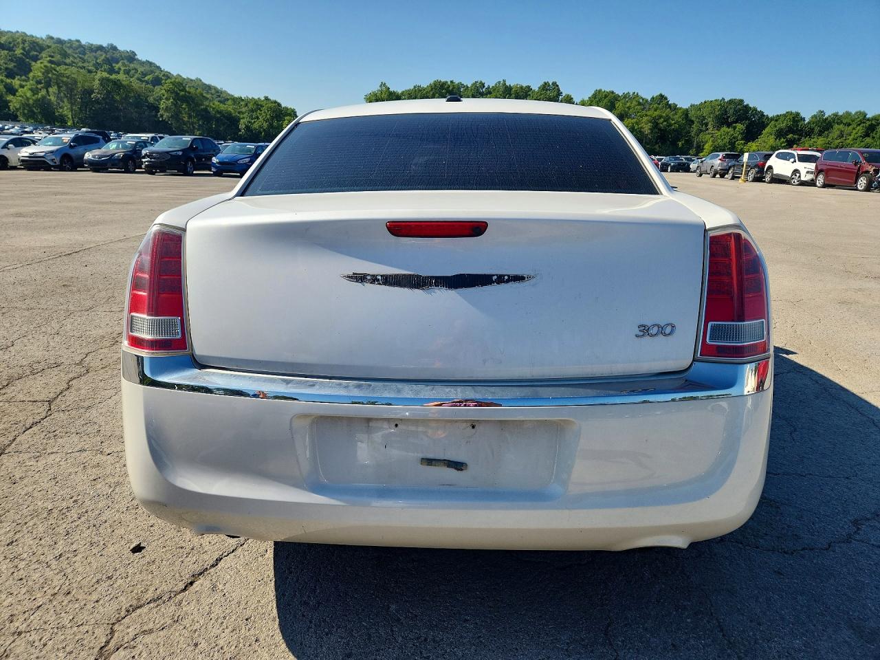 2013 Chrysler 300 White vin: 2C3CCAAG1DH503936