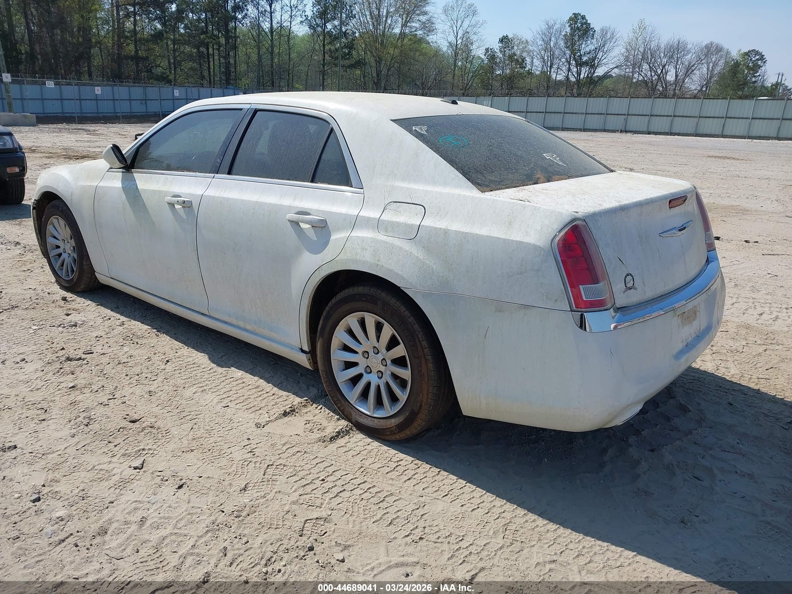 2013 Chrysler 300   Белый vin: 2C3CCAAG1DH572951