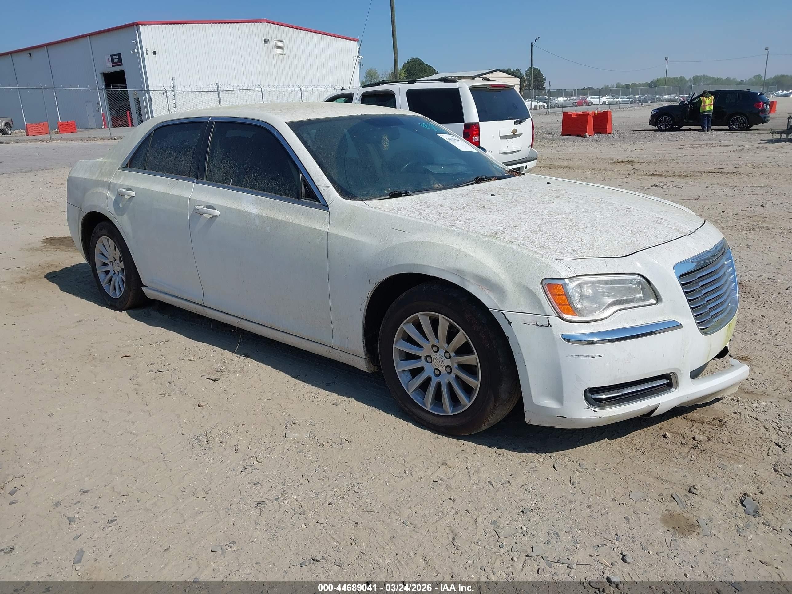 2013 Chrysler 300   Белый vin: 2C3CCAAG1DH572951
