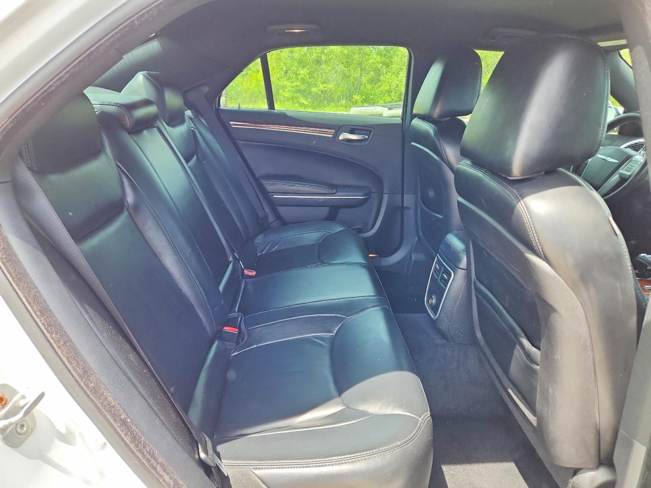 2014 Chrysler 300 White vin: 2C3CCAAG1EH142970