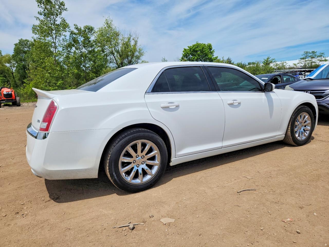 2014 Chrysler 300 White vin: 2C3CCAAG1EH142970