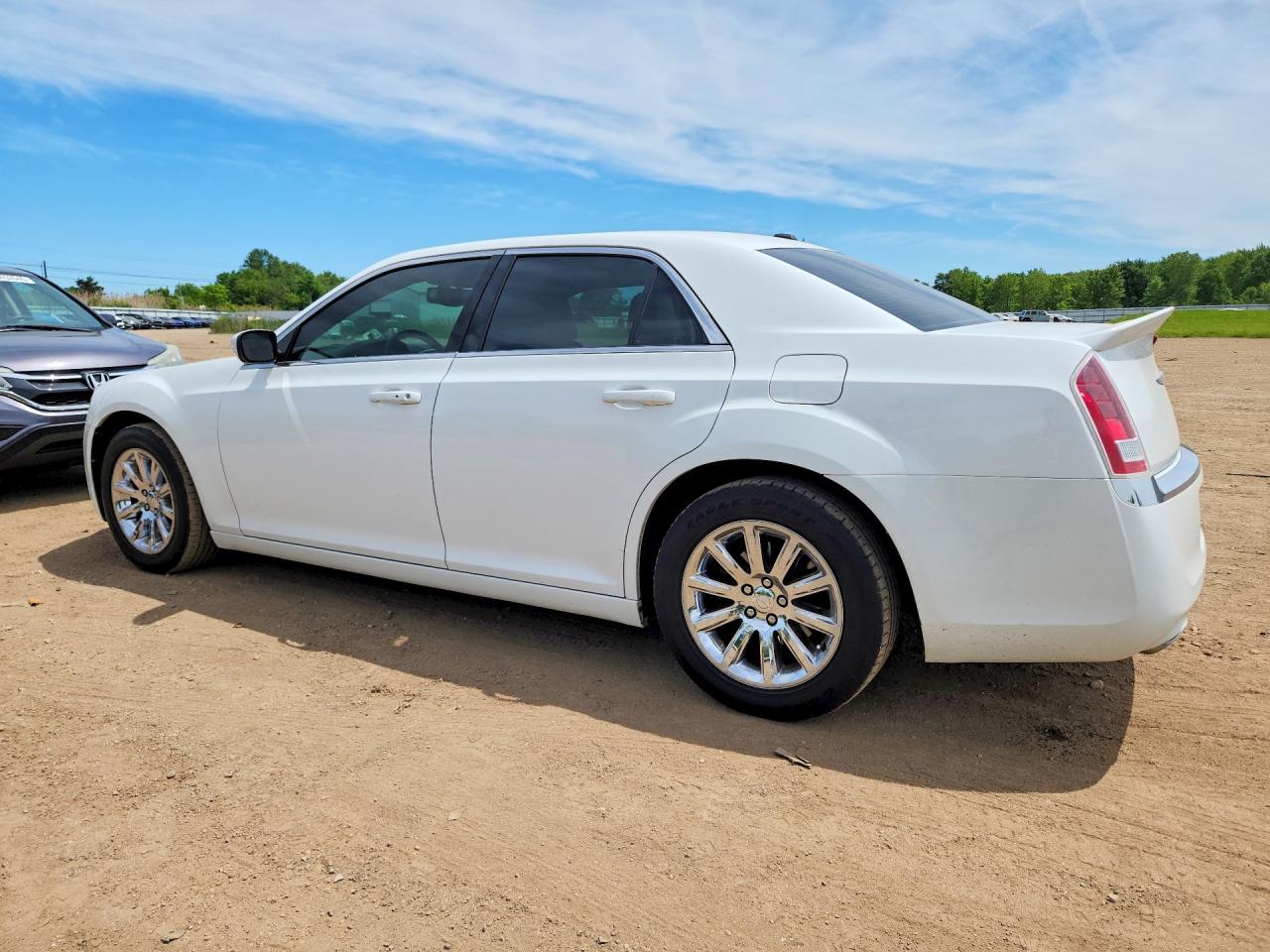 2014 Chrysler 300 White vin: 2C3CCAAG1EH142970