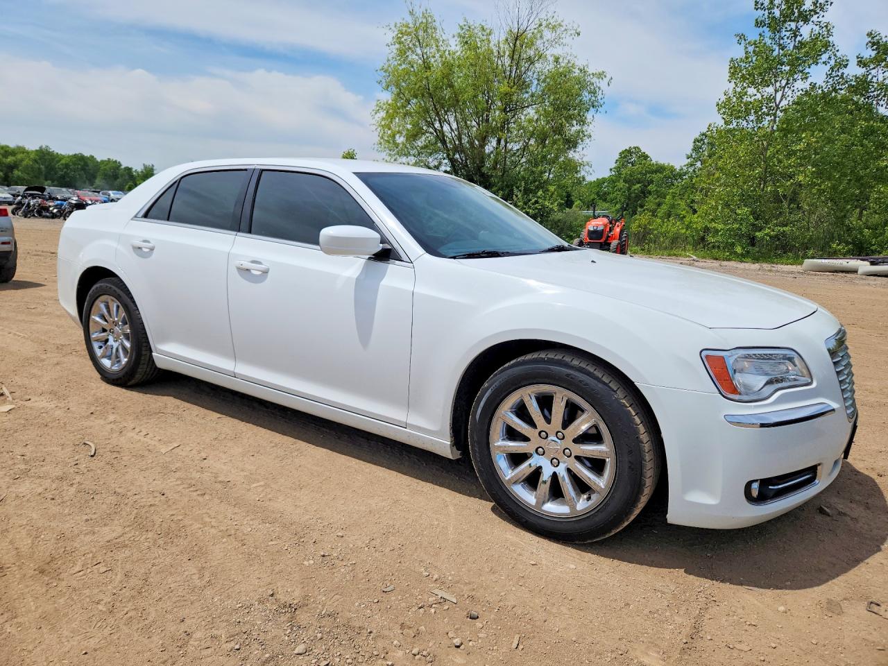 2014 Chrysler 300 White vin: 2C3CCAAG1EH142970