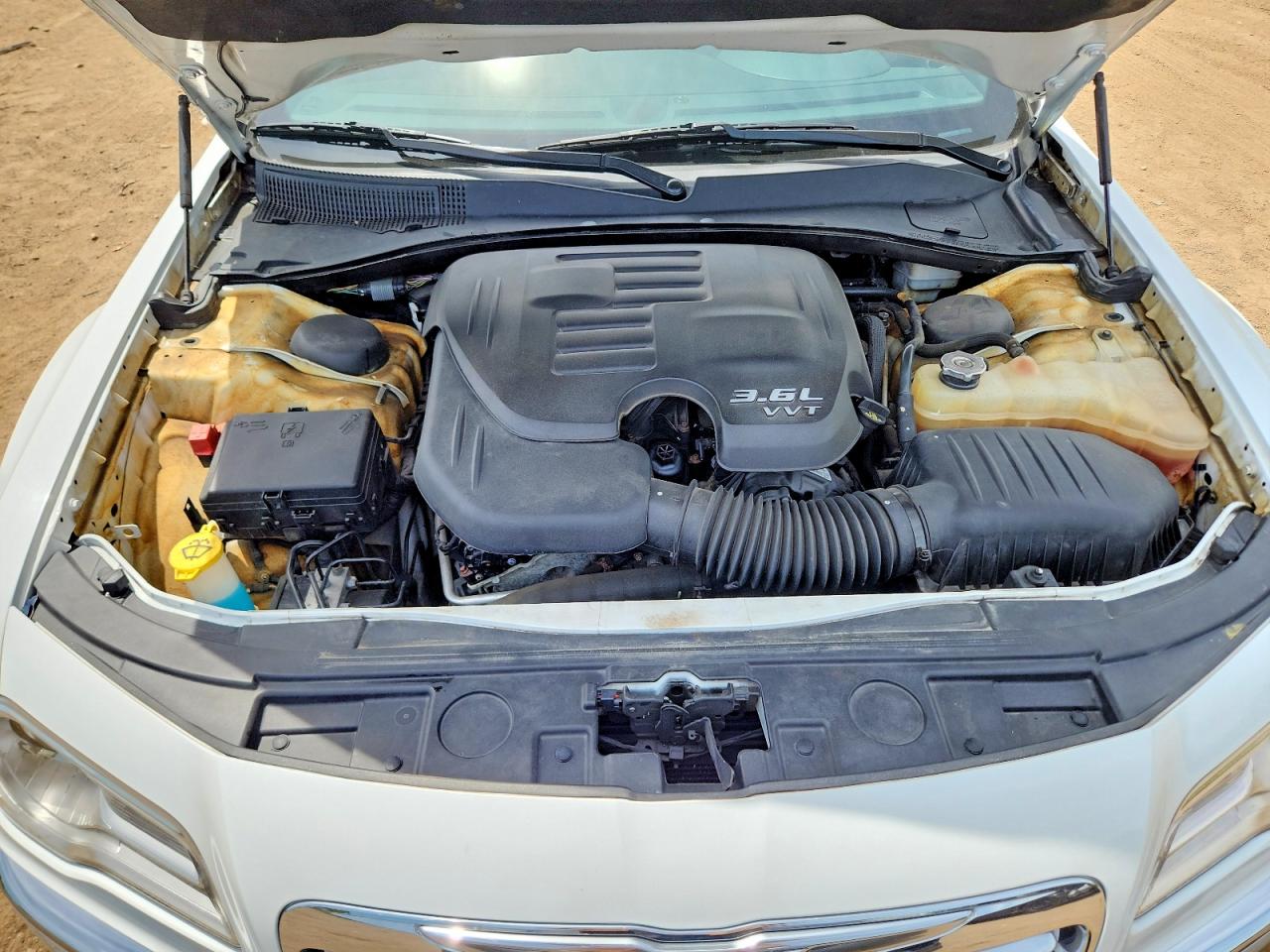 2014 Chrysler 300 White vin: 2C3CCAAG1EH142970