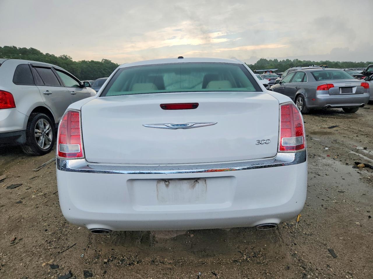 2014 Chrysler 300 White vin: 2C3CCAAG1EH220907