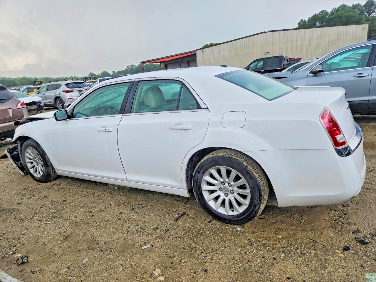 2014 Chrysler 300 White vin: 2C3CCAAG1EH220907