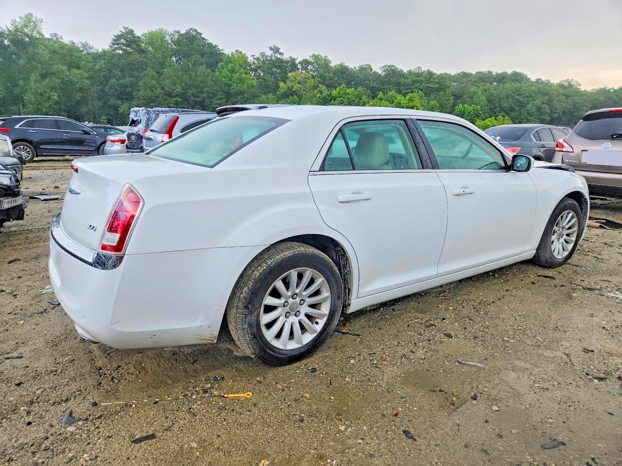 2014 Chrysler 300 White vin: 2C3CCAAG1EH220907