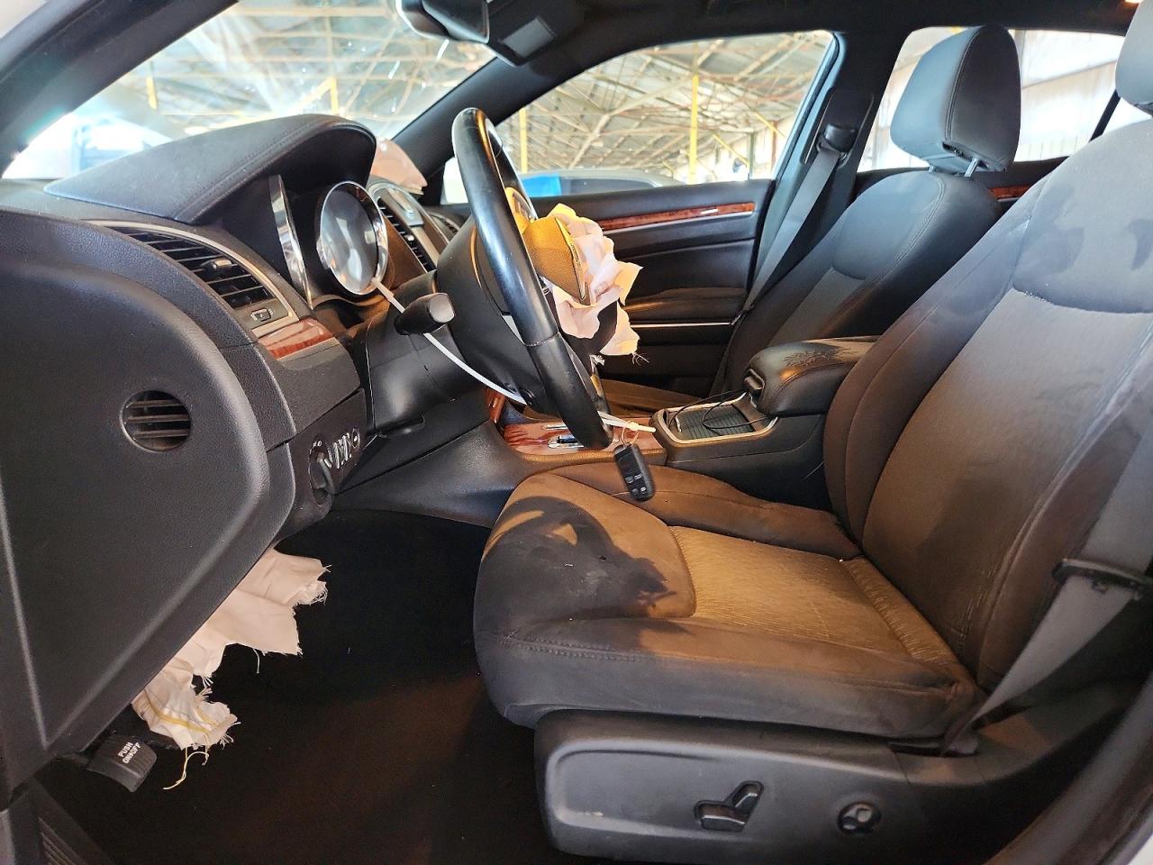 2014 Chrysler 300 White vin: 2C3CCAAG1EH361444