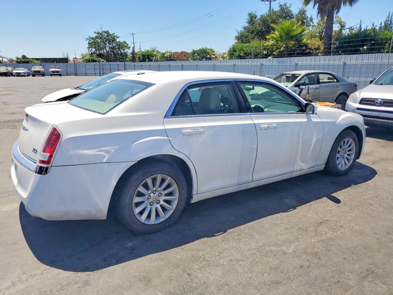 2014 Chrysler 300 White vin: 2C3CCAAG1EH375344