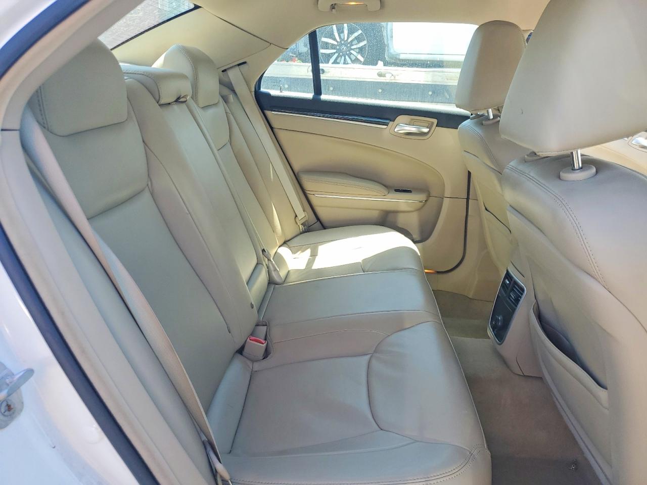 2014 Chrysler 300 White vin: 2C3CCAAG1EH375344