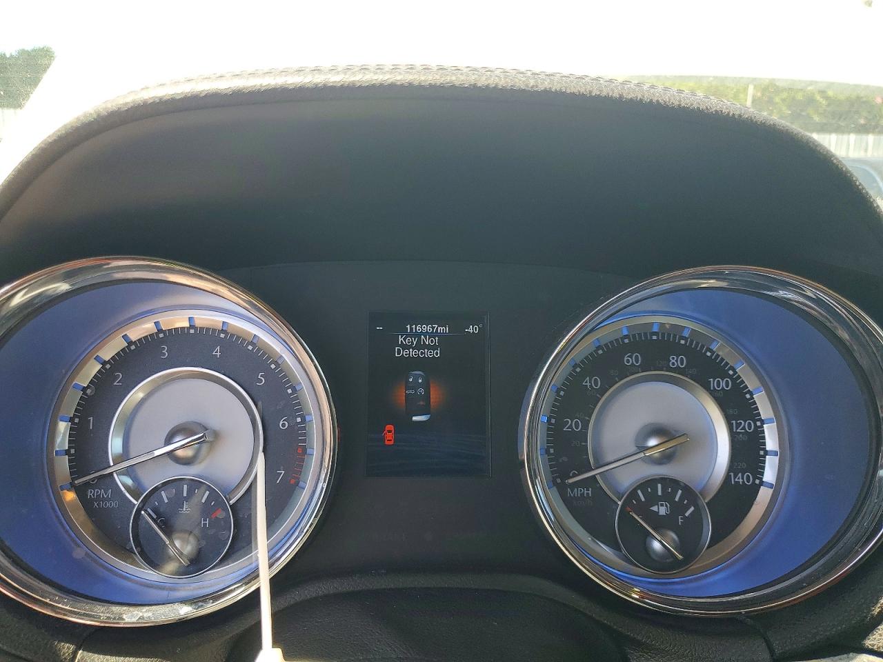 2014 Chrysler 300 White vin: 2C3CCAAG1EH375344