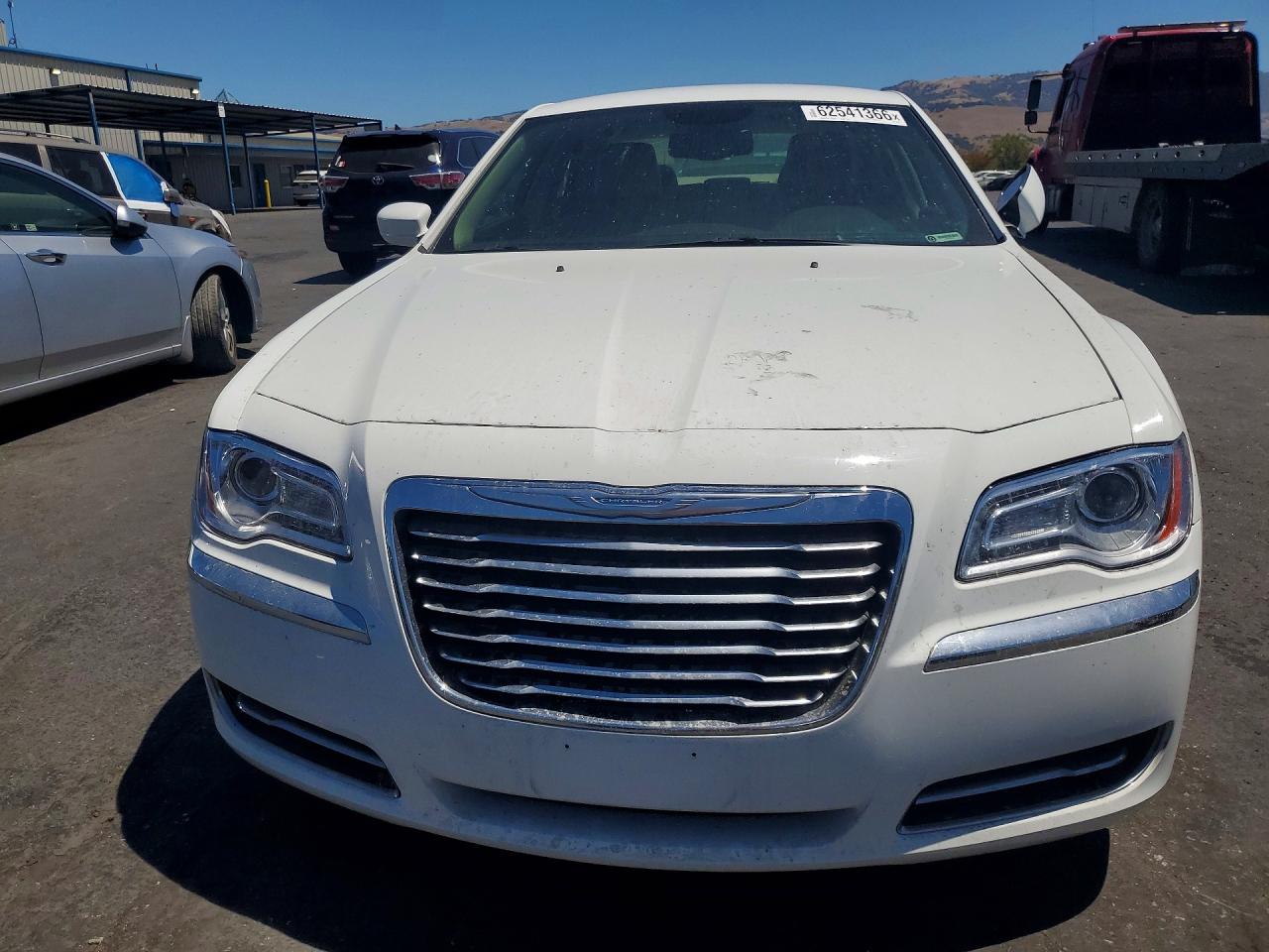 2014 Chrysler 300 White vin: 2C3CCAAG1EH375344