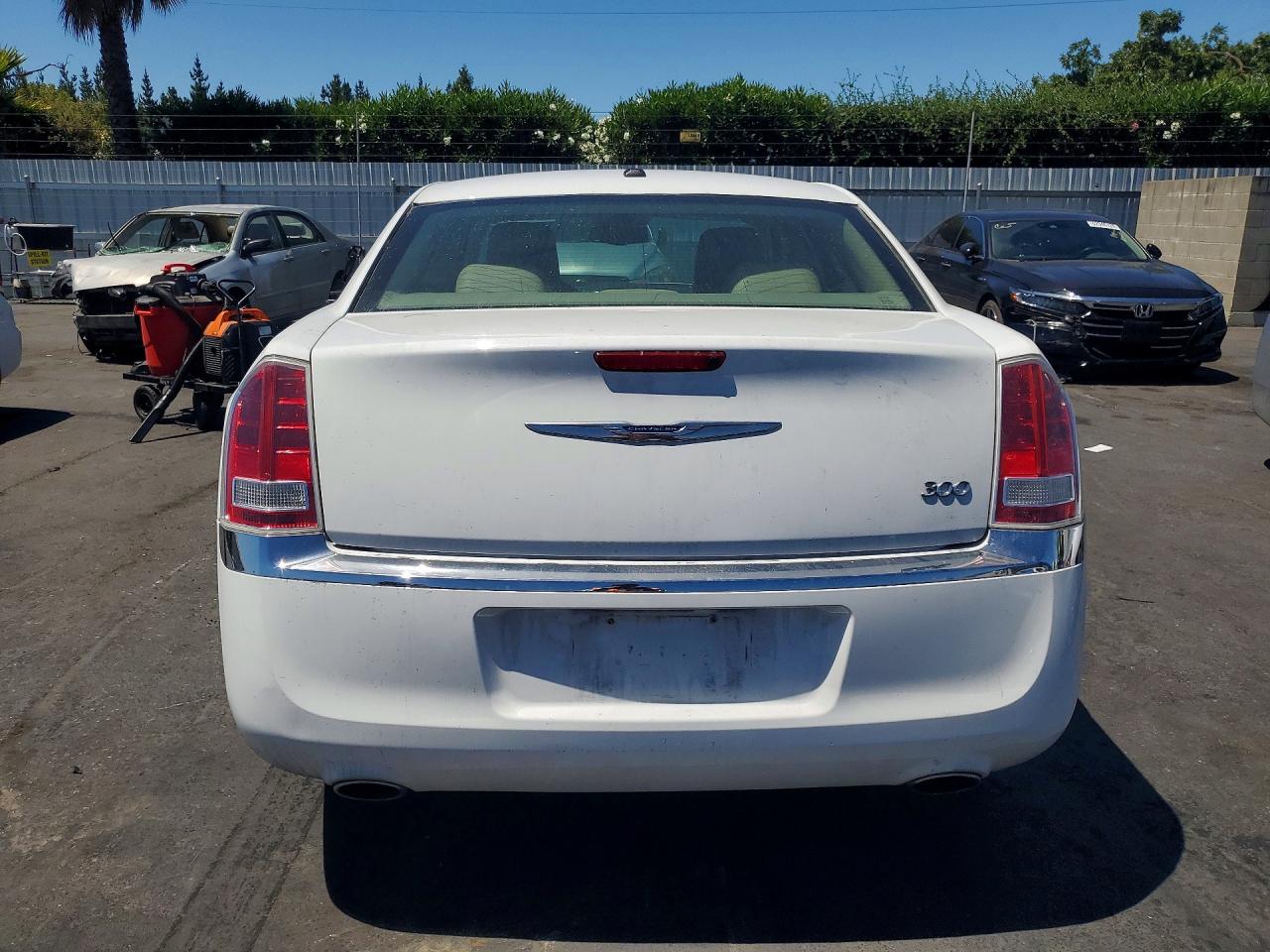 2014 Chrysler 300 White vin: 2C3CCAAG1EH375344