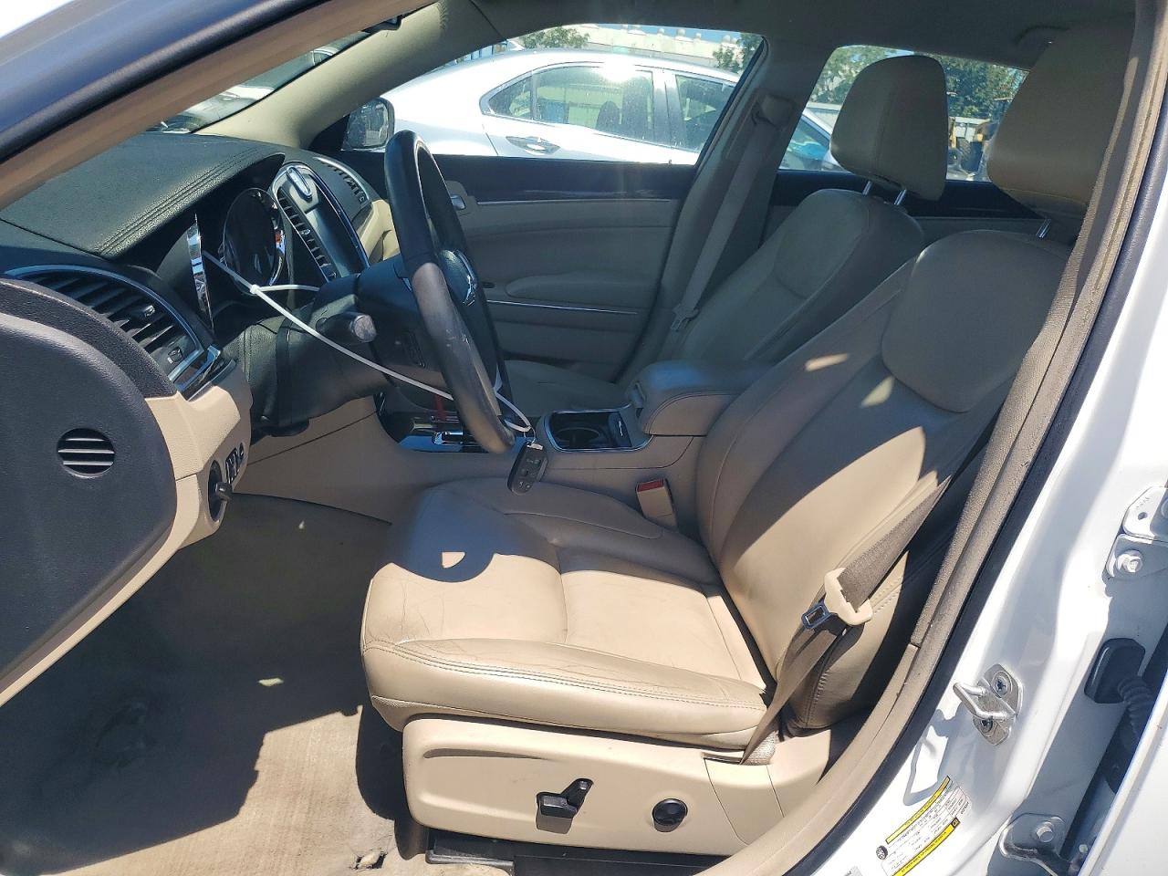 2014 Chrysler 300 White vin: 2C3CCAAG1EH375344