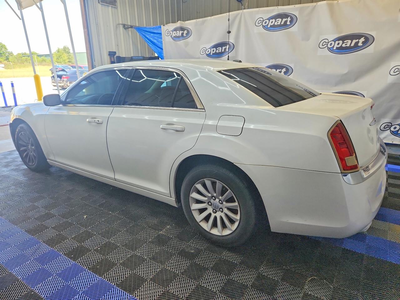 2012 Chrysler 300 White vin: 2C3CCAAG2CH104824