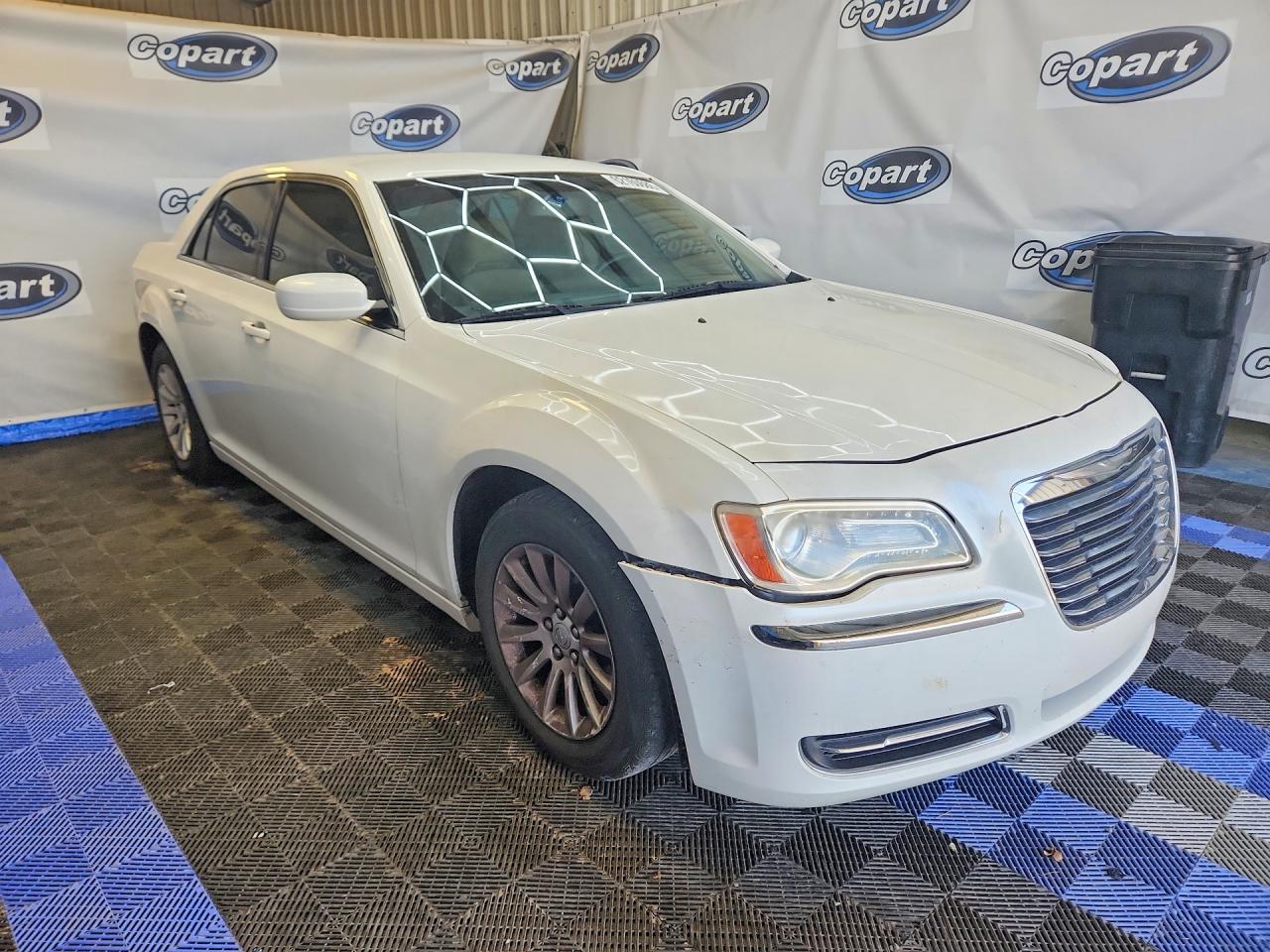 2012 Chrysler 300 White vin: 2C3CCAAG2CH104824