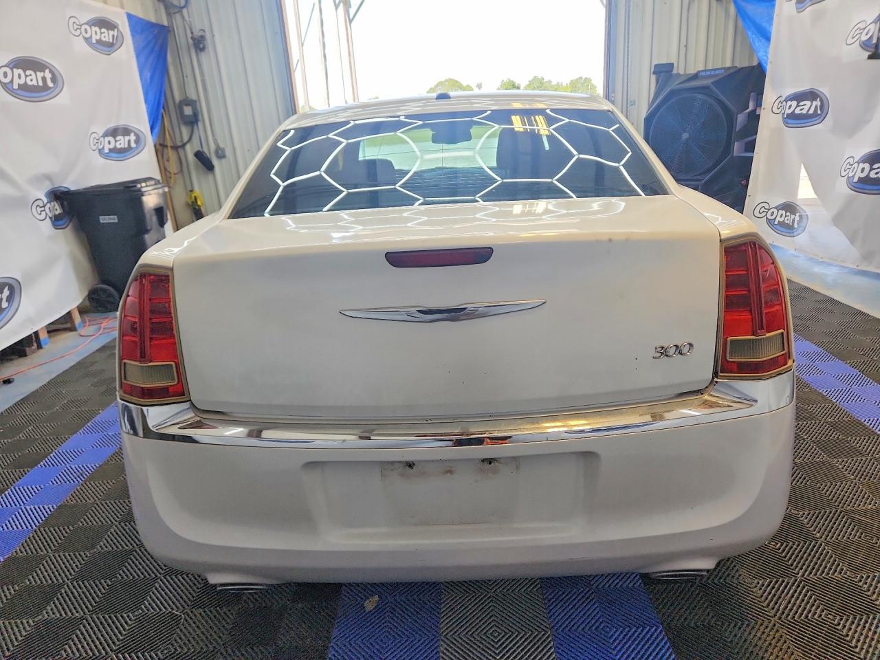 2012 Chrysler 300 White vin: 2C3CCAAG2CH104824