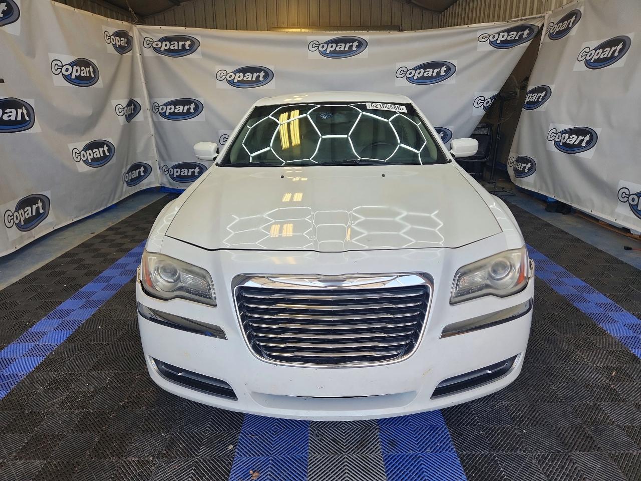2012 Chrysler 300 White vin: 2C3CCAAG2CH104824