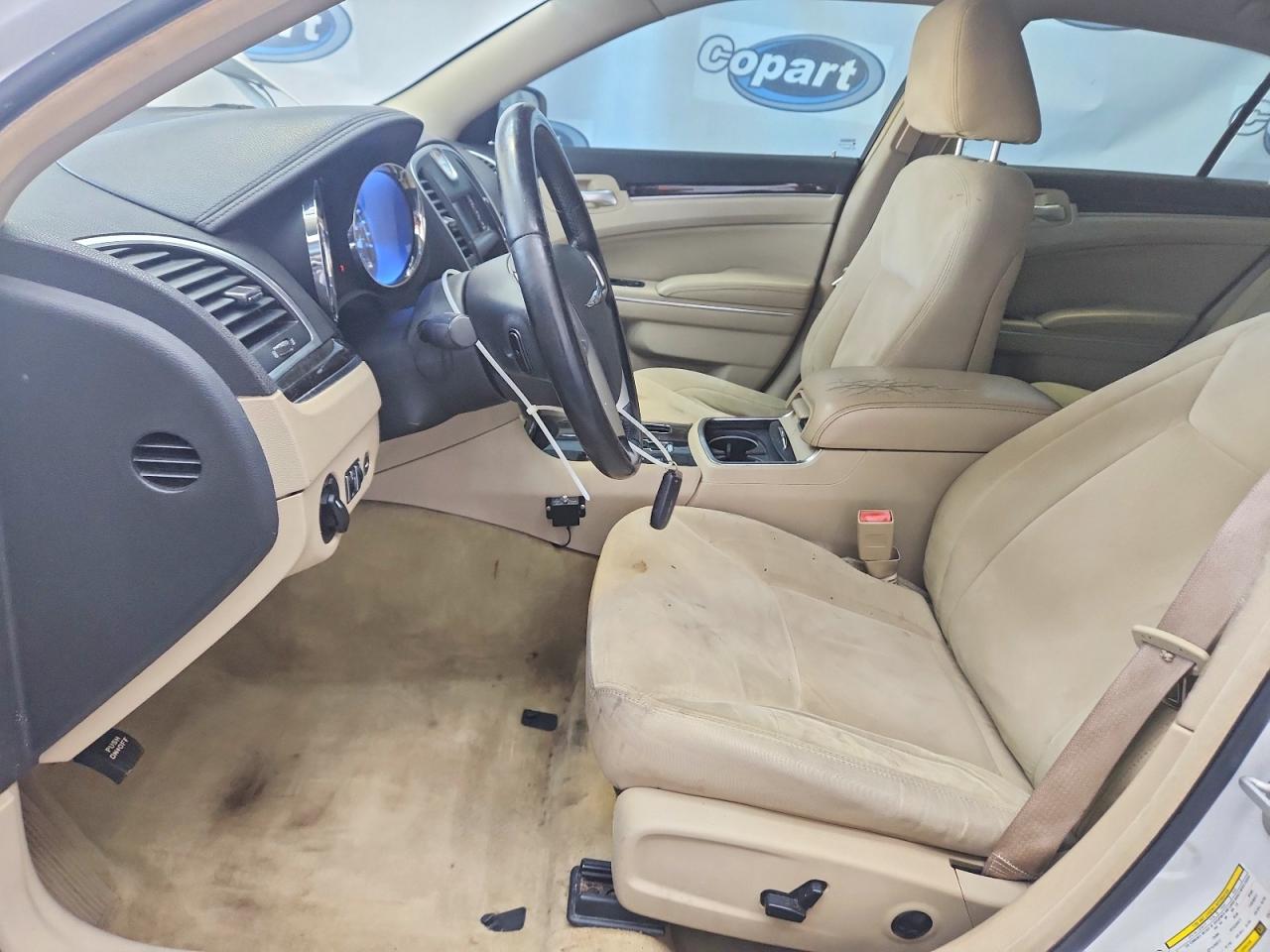 2012 Chrysler 300 White vin: 2C3CCAAG2CH104824