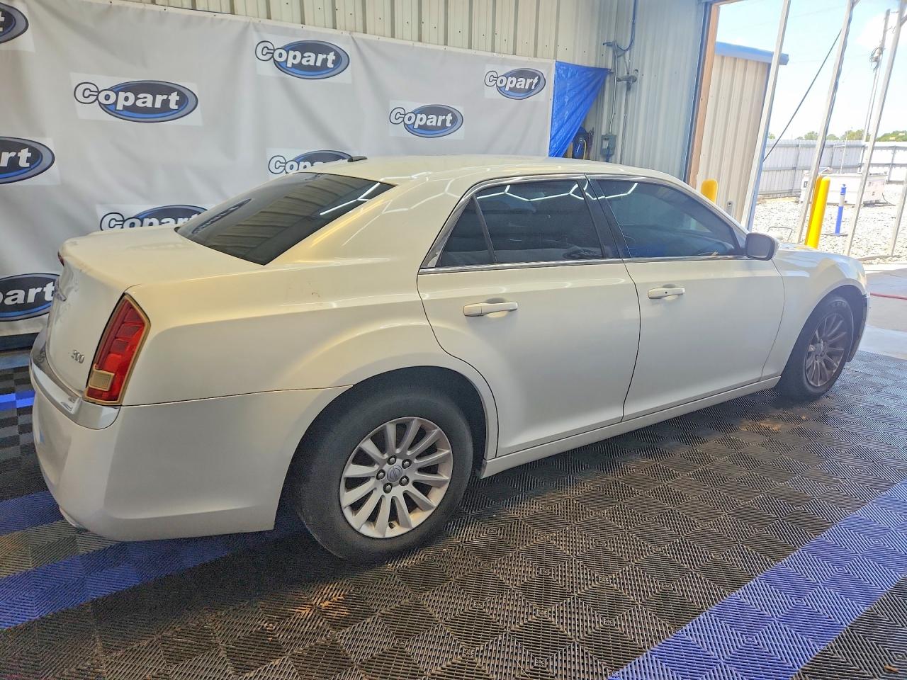 2012 Chrysler 300 White vin: 2C3CCAAG2CH104824