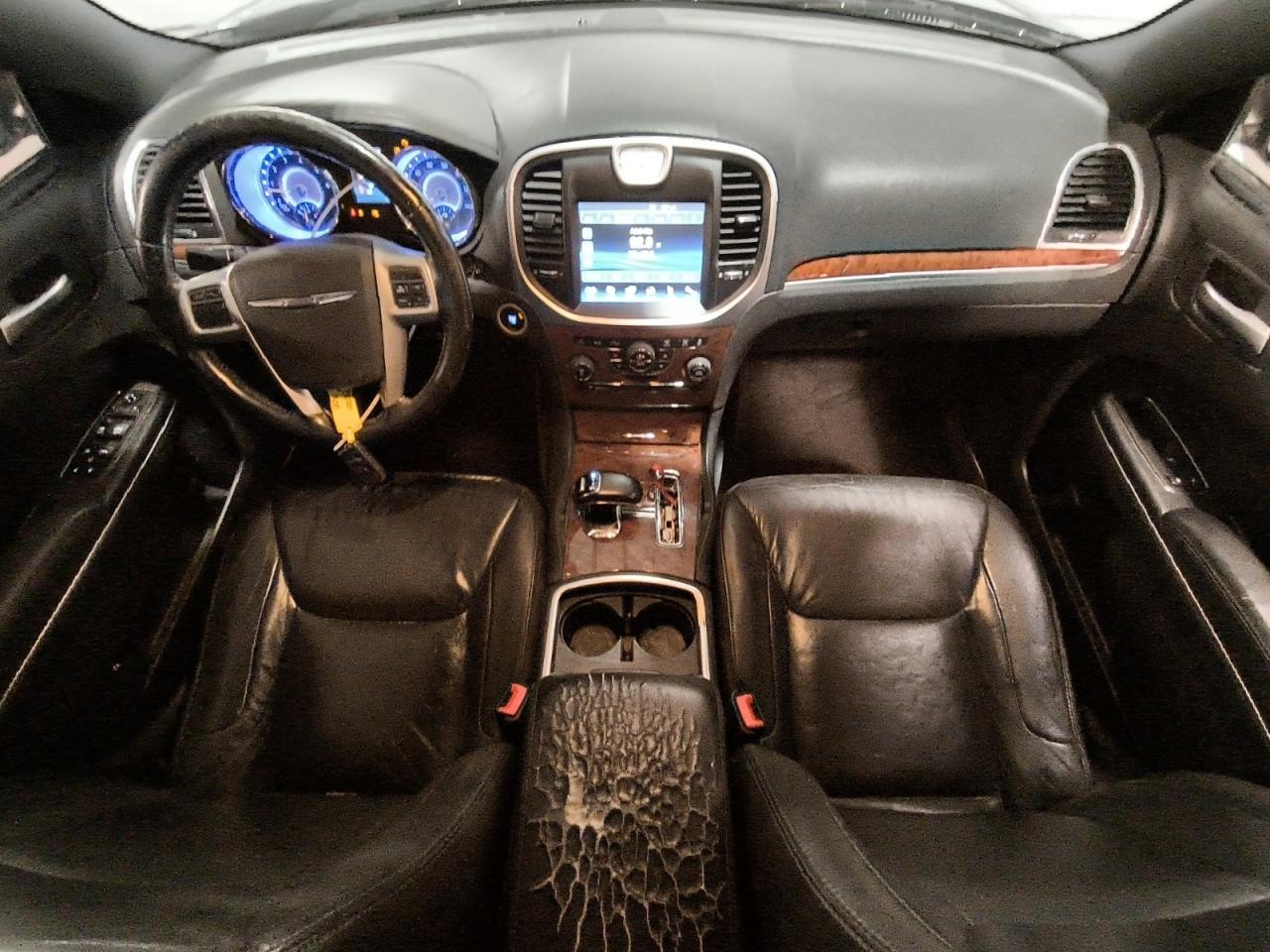 2013 Chrysler 300 Black vin: 2C3CCAAG2DH728365 Damage: Front Center Armrest, Worn, Replacement Required