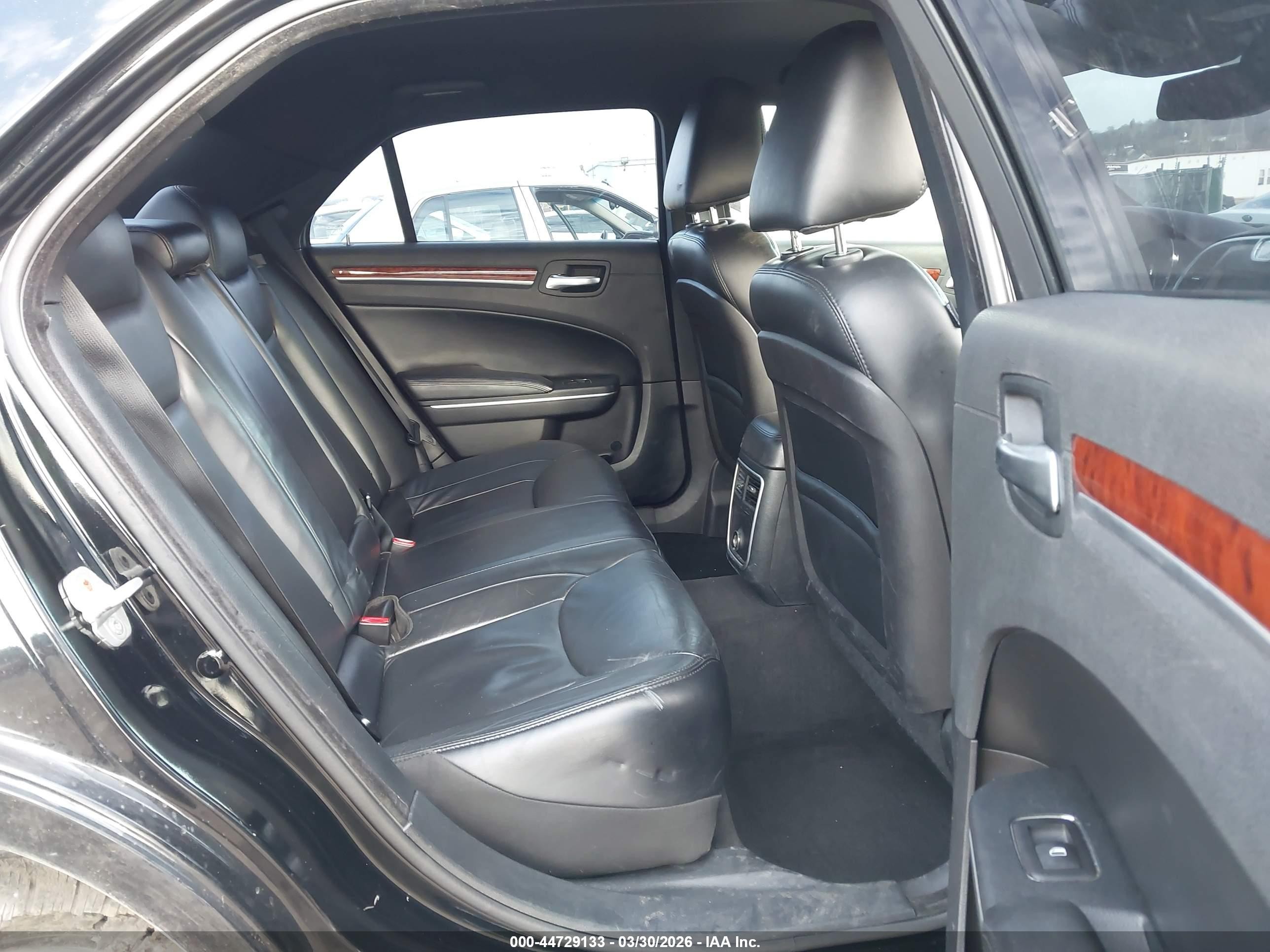 2014 Chrysler 300   Black vin: 2C3CCAAG2EH136093