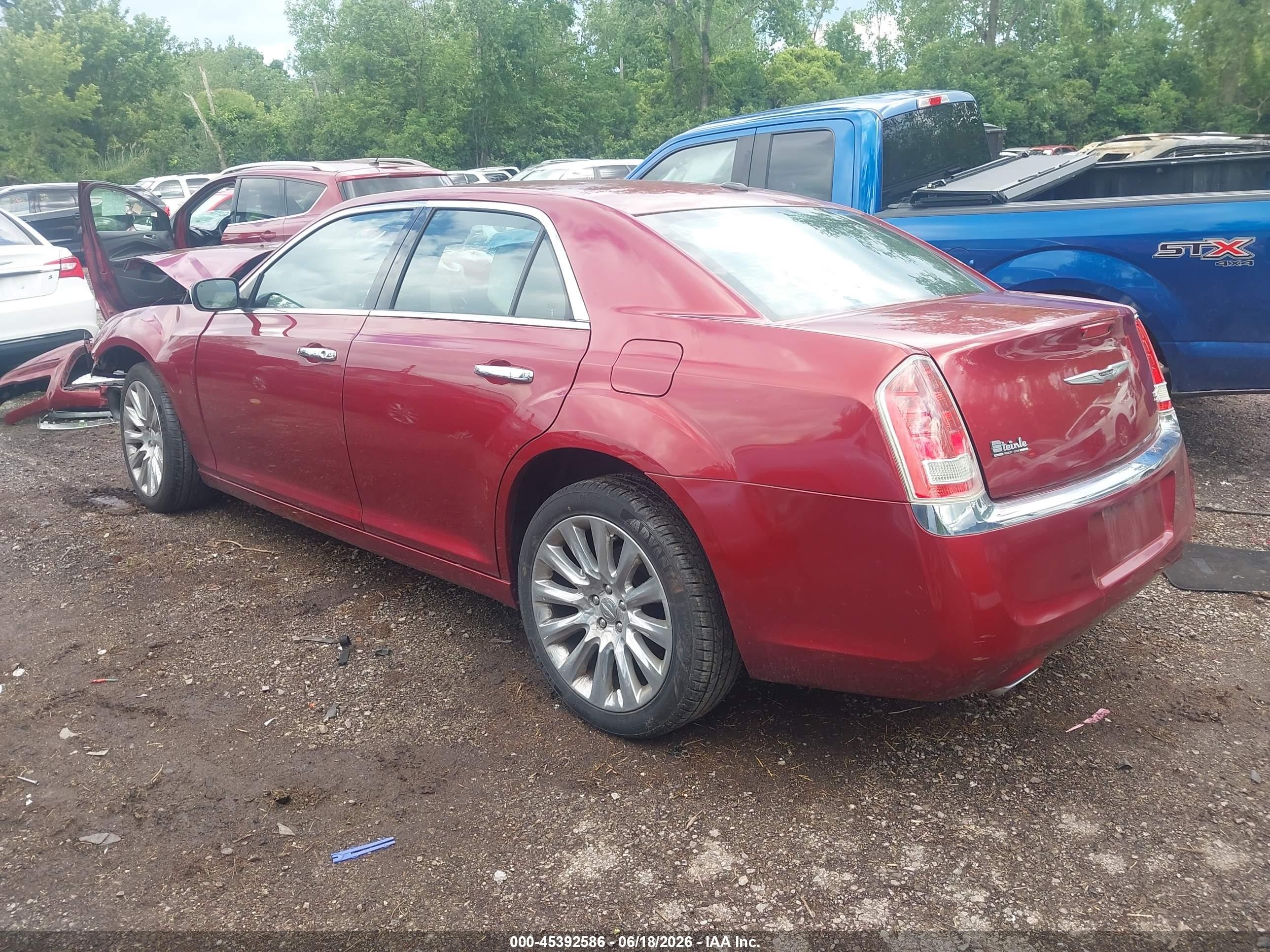 2014 Chrysler 300 Uptown Edition Red vin: 2C3CCAAG2EH352588