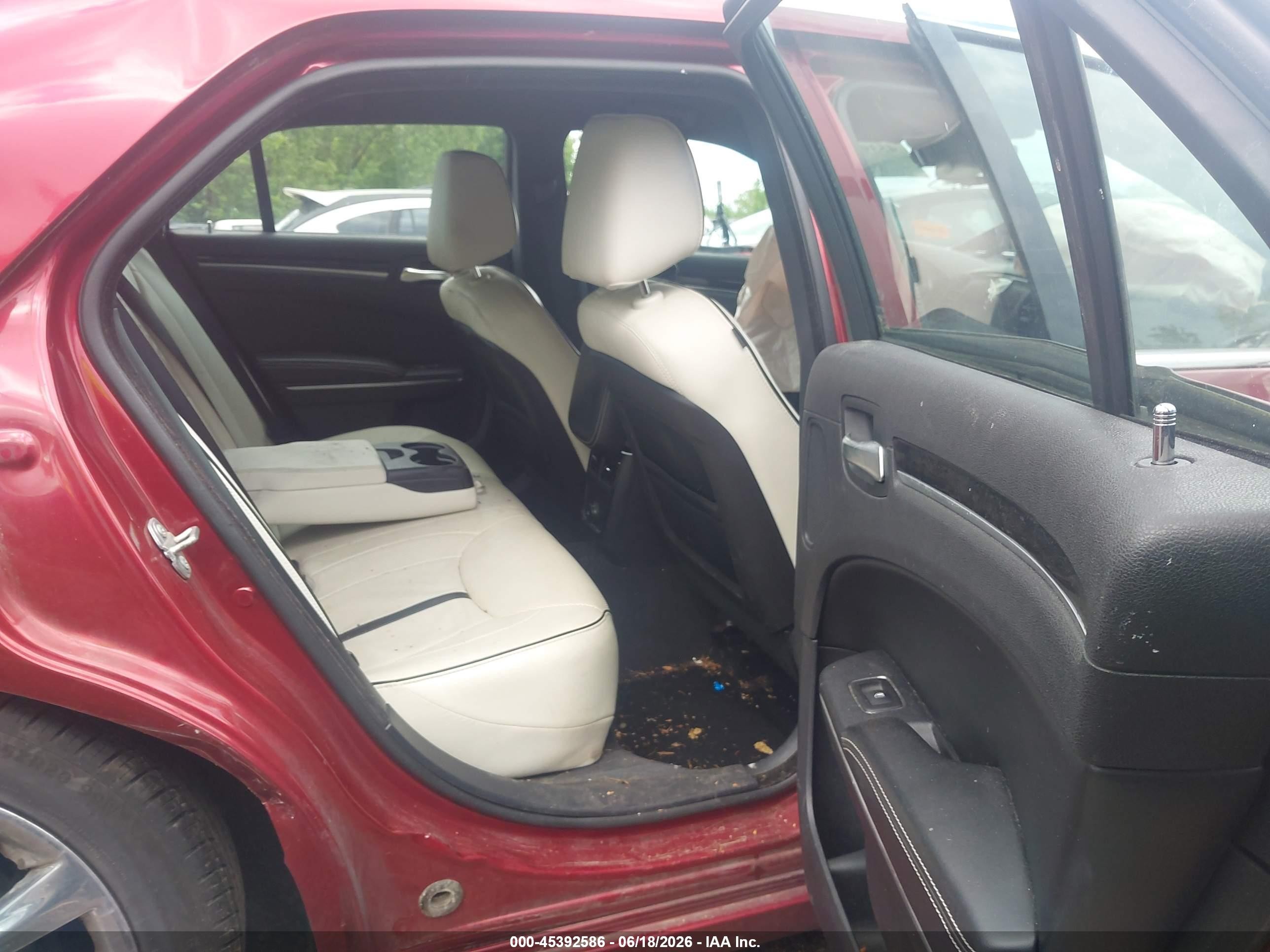 2014 Chrysler 300 Uptown Edition Red vin: 2C3CCAAG2EH352588