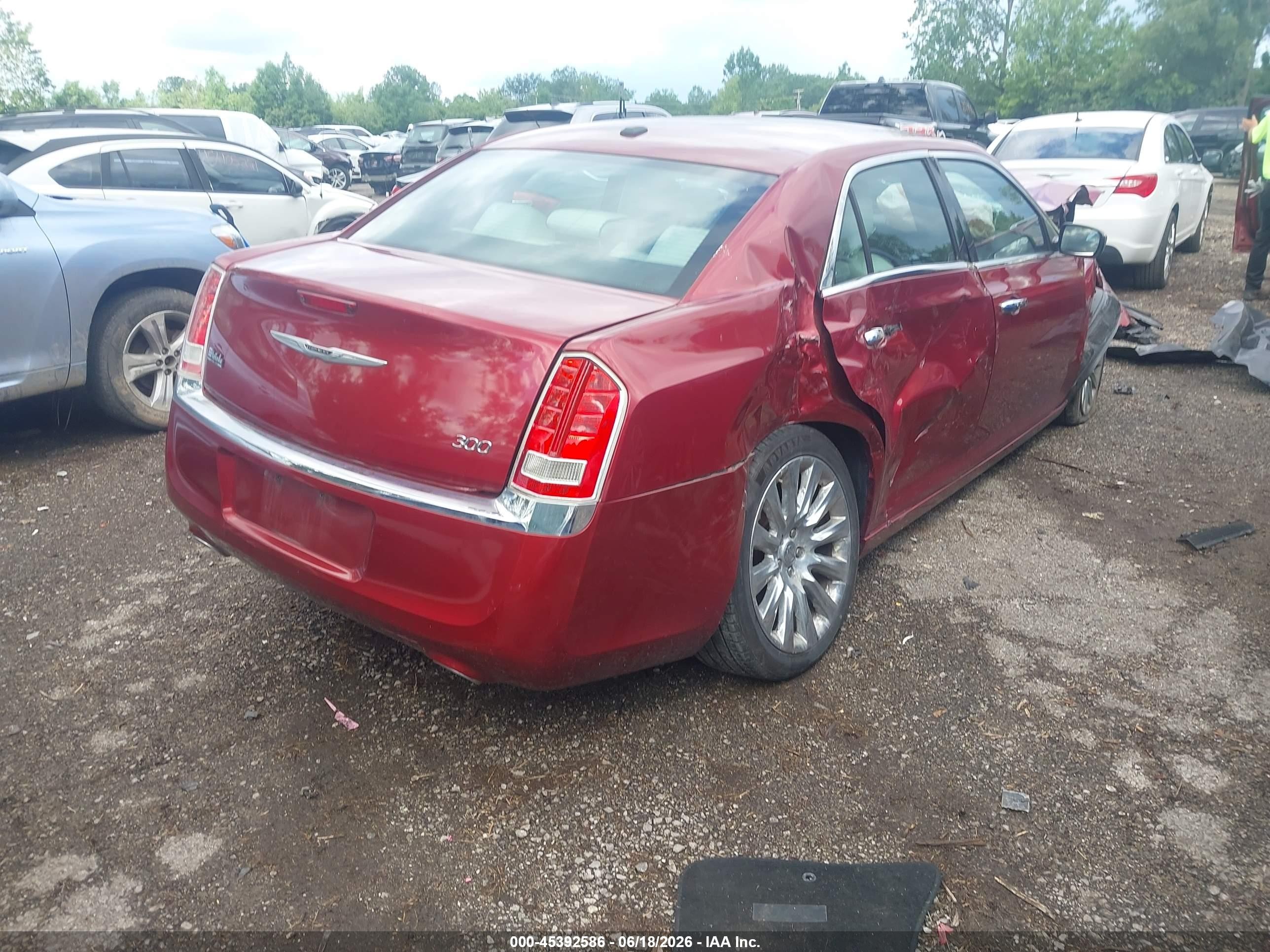 2014 Chrysler 300 Uptown Edition Red vin: 2C3CCAAG2EH352588
