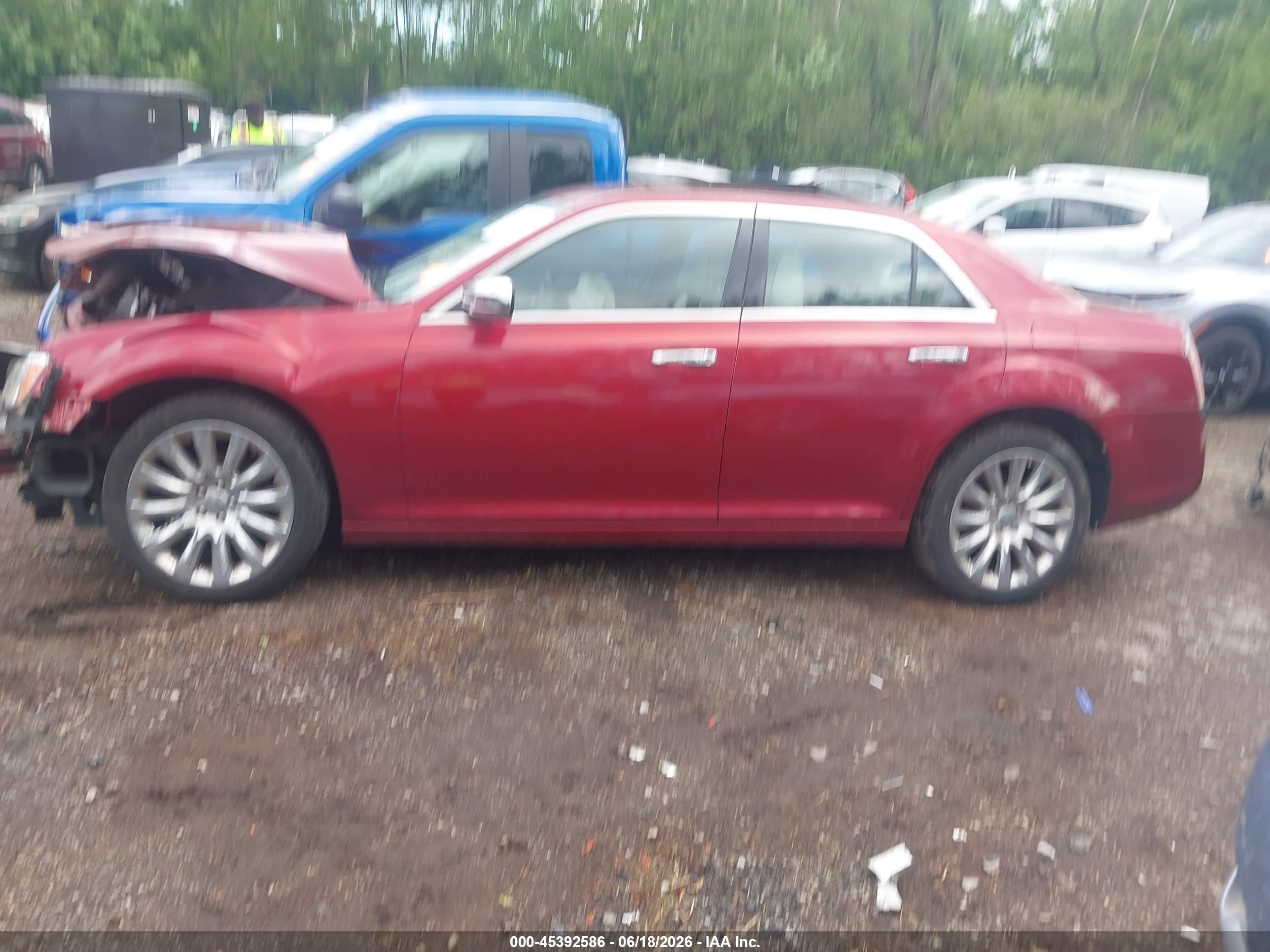 2014 Chrysler 300 Uptown Edition Red vin: 2C3CCAAG2EH352588