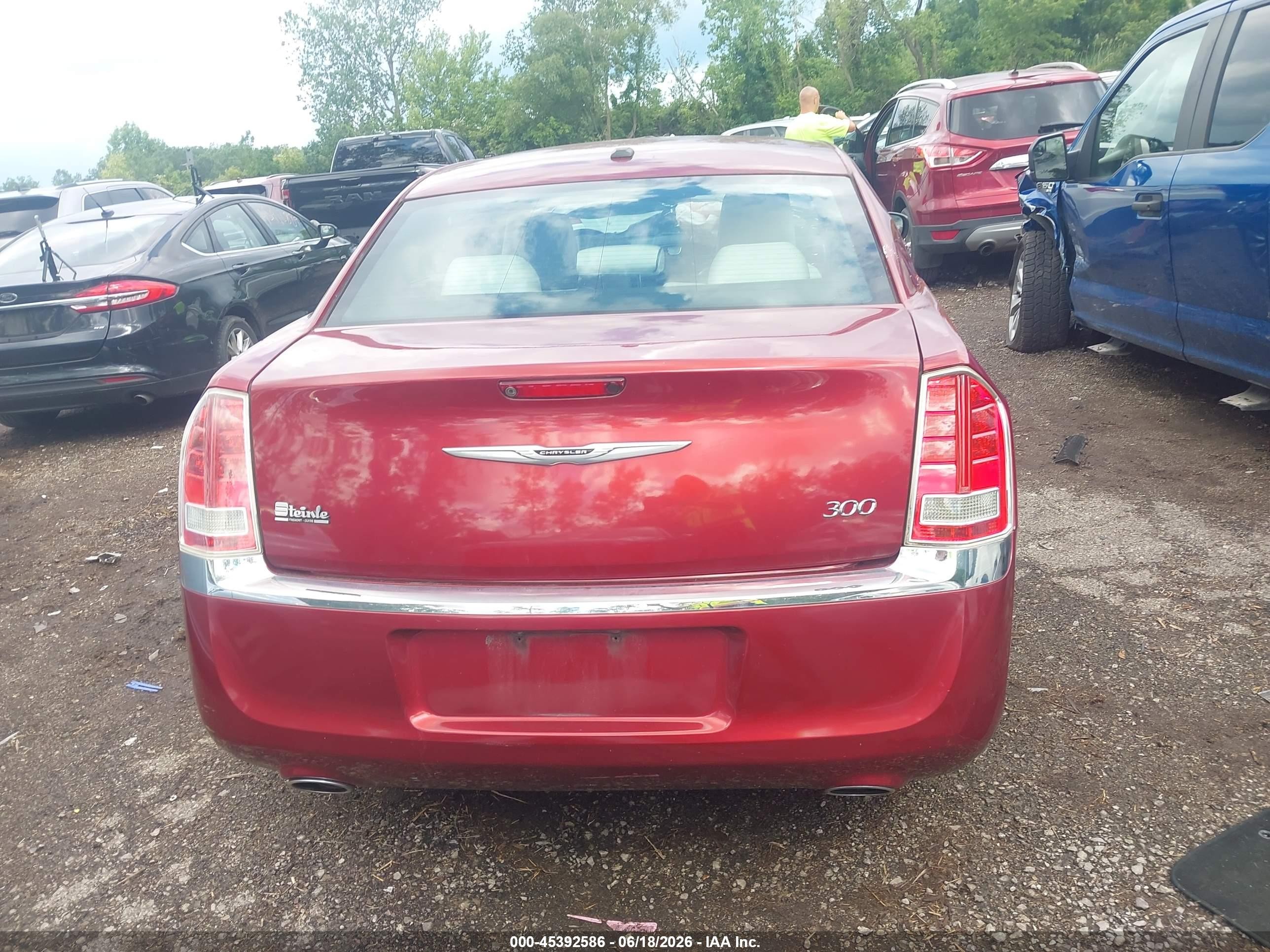 2014 Chrysler 300 Uptown Edition Red vin: 2C3CCAAG2EH352588
