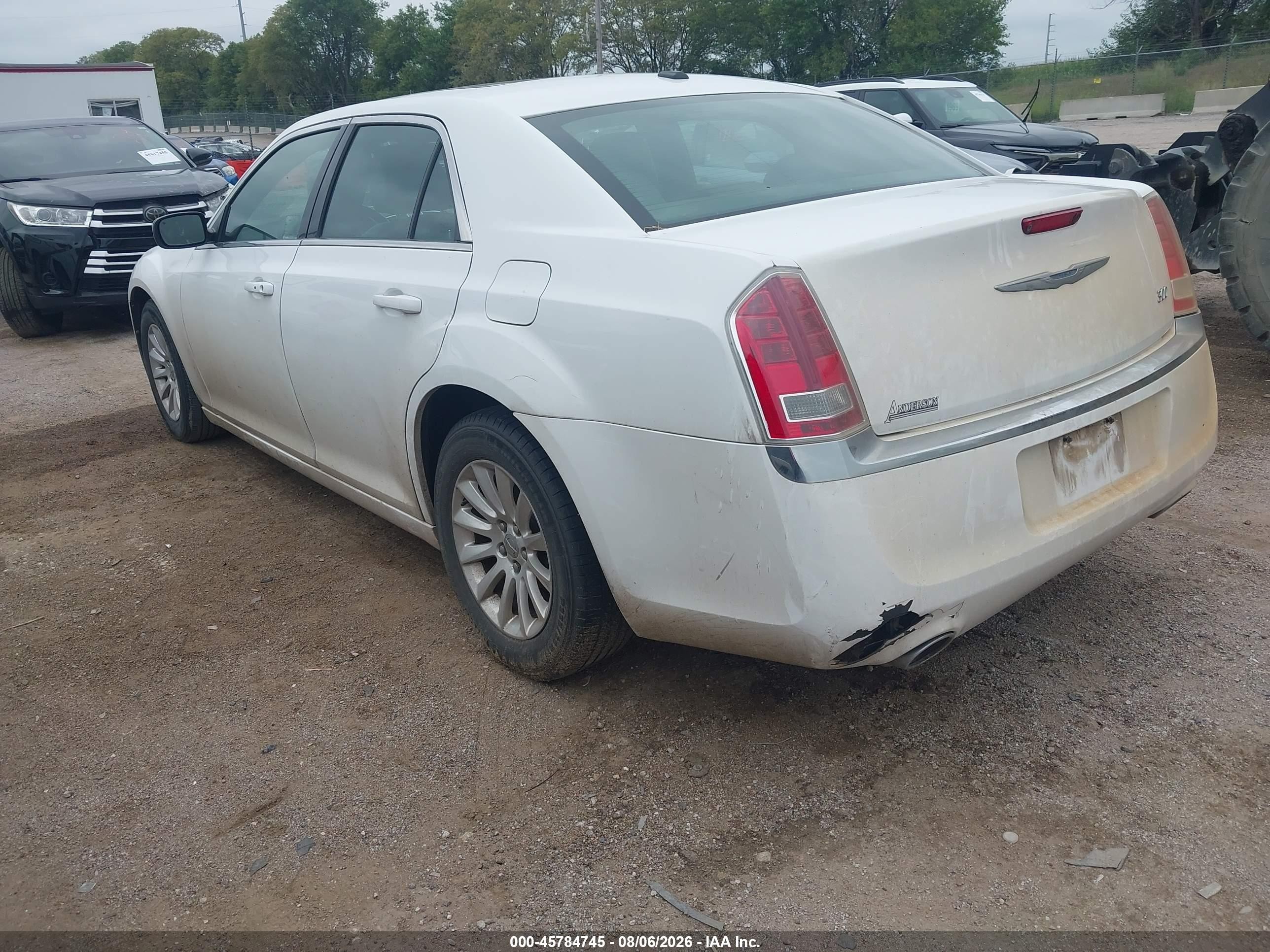 2014 Chrysler 300   White vin: 2C3CCAAG2EH380570